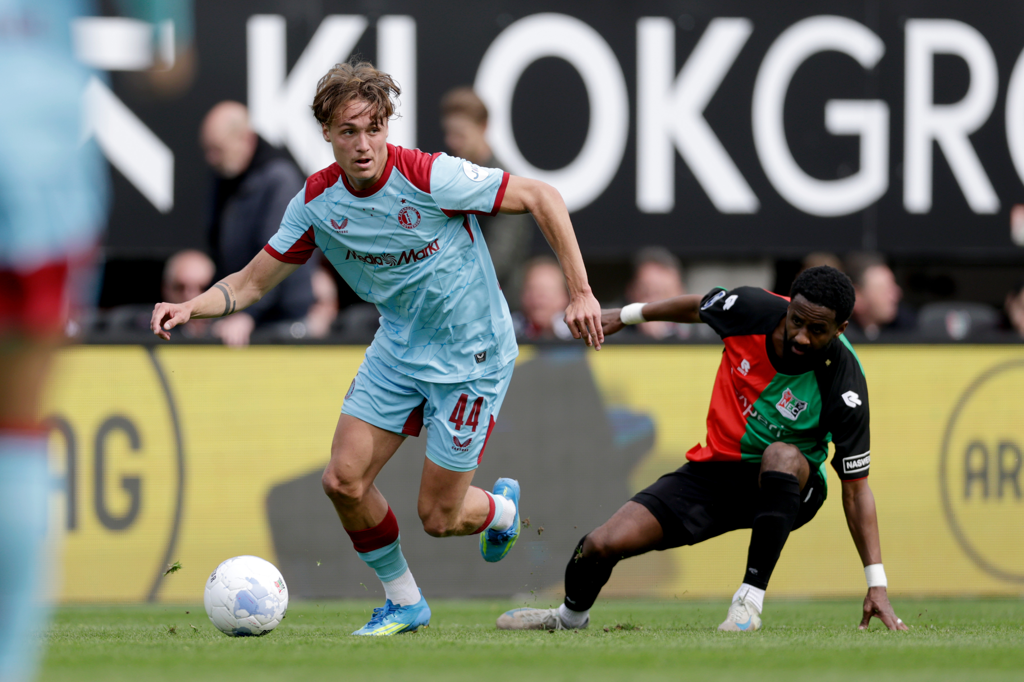 Van den Elshout trots op basisdebuut: "Als we zo blijven spelen gaan we het halen"