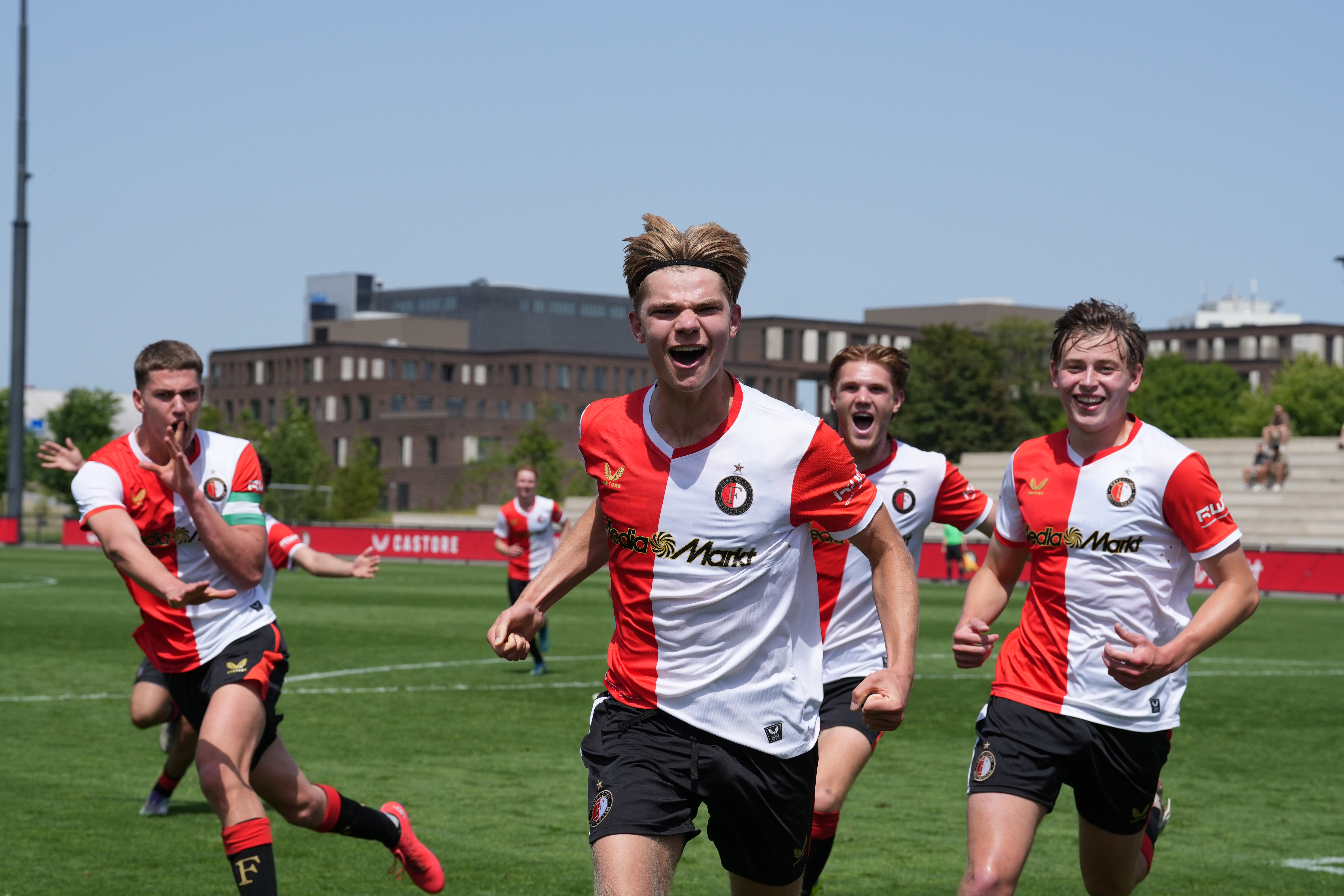 Feyenoord O19 wint knotsgekke mini-Klassieker en grijpt koppositie