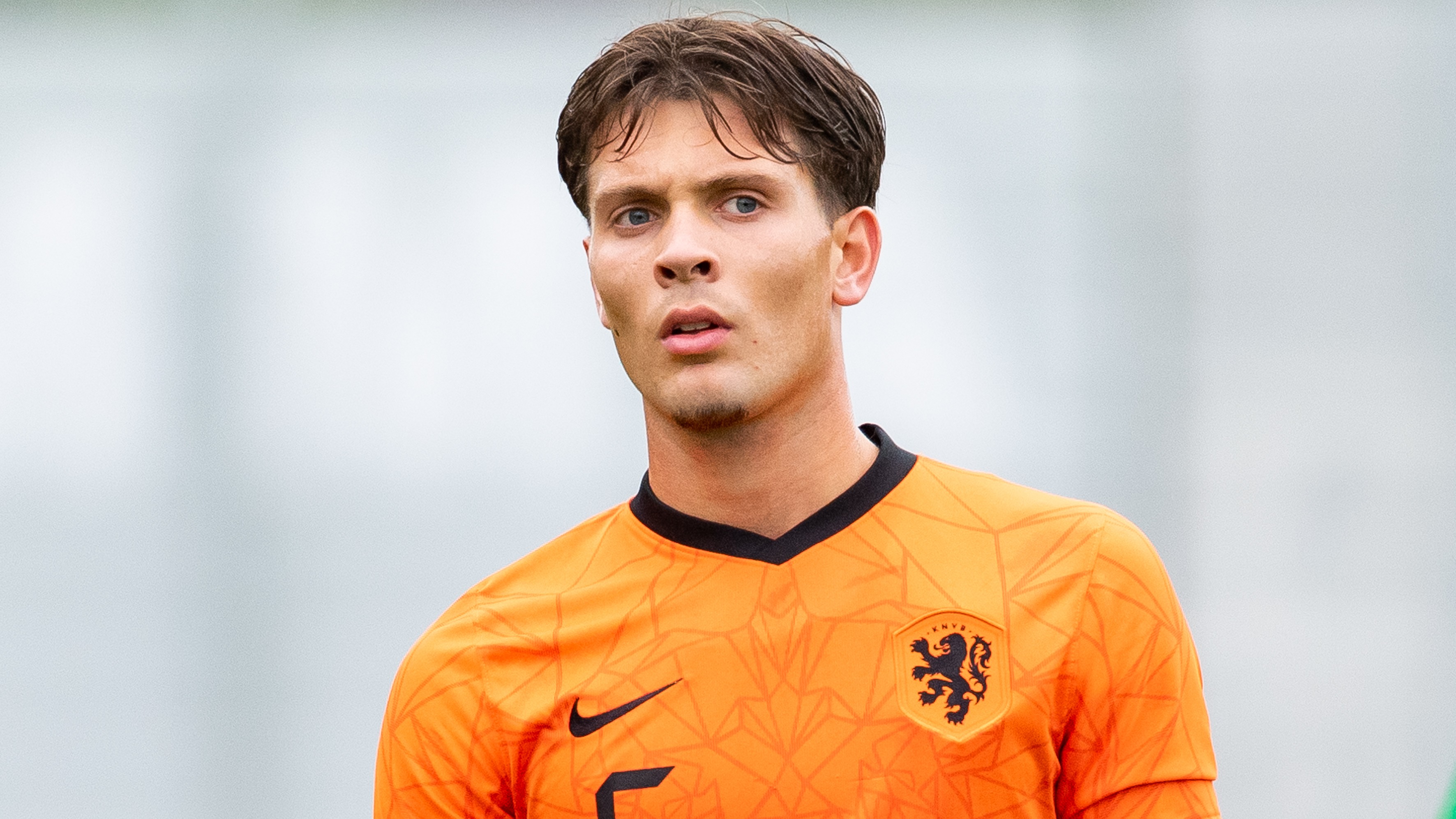 Voormalig jeugdspeler was half jaar clubloos: "Ik dacht vaak: waarom hebben zij wel een club en ik niet?"