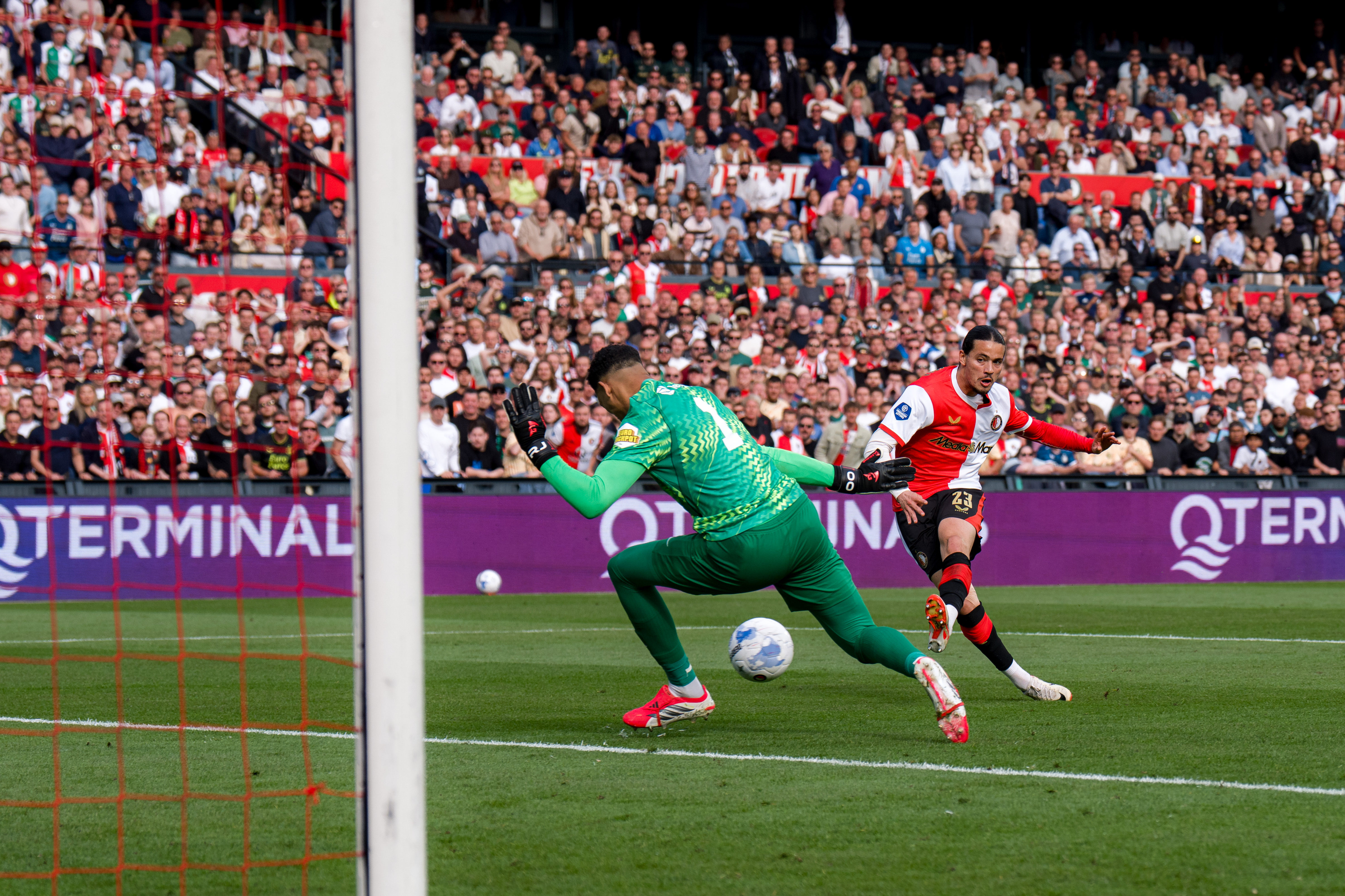 Liveblog • Feyenoord speelt gelijk tegen AZ na slechte start [1-1]