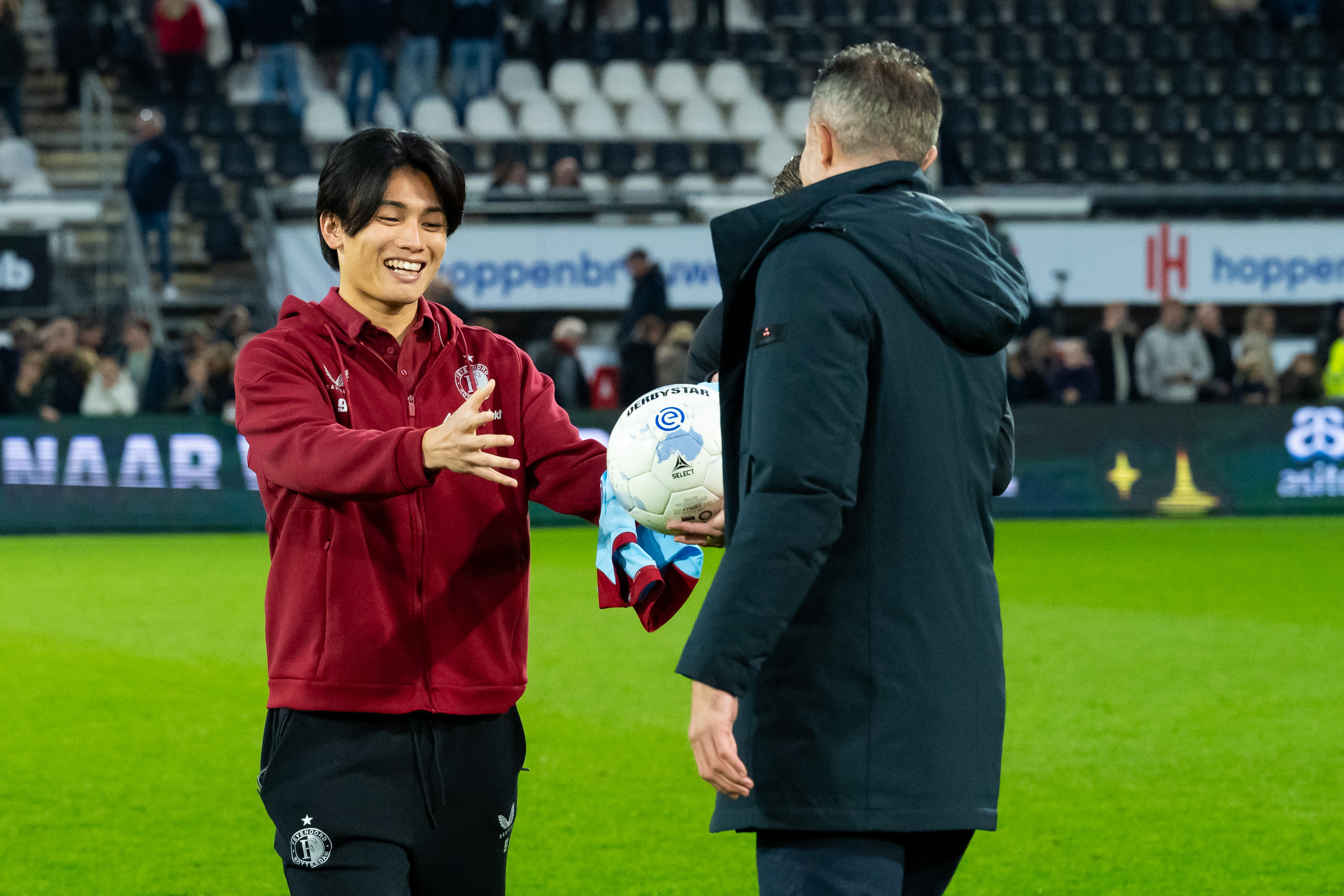 Van Persie over mogelijke transfer Ueda: "Ik weet niet of het realistisch is dat hij blijft"