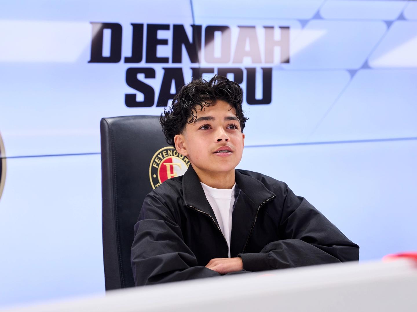 Djenoah Saebu zet handtekening onder eerste contract