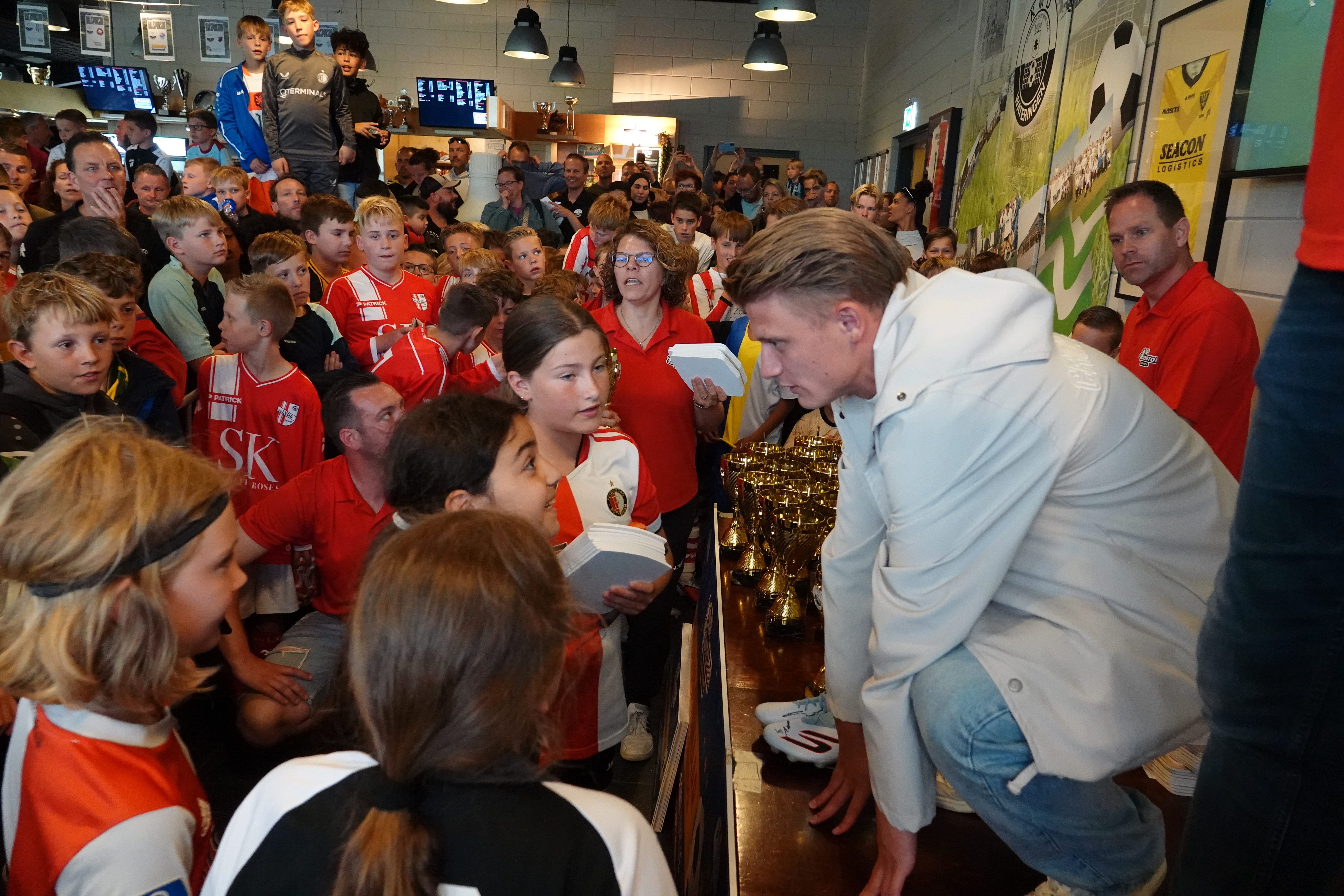 Sem Steijn zorgt voor voetbalfeest bij KMD: honderden fans op de been