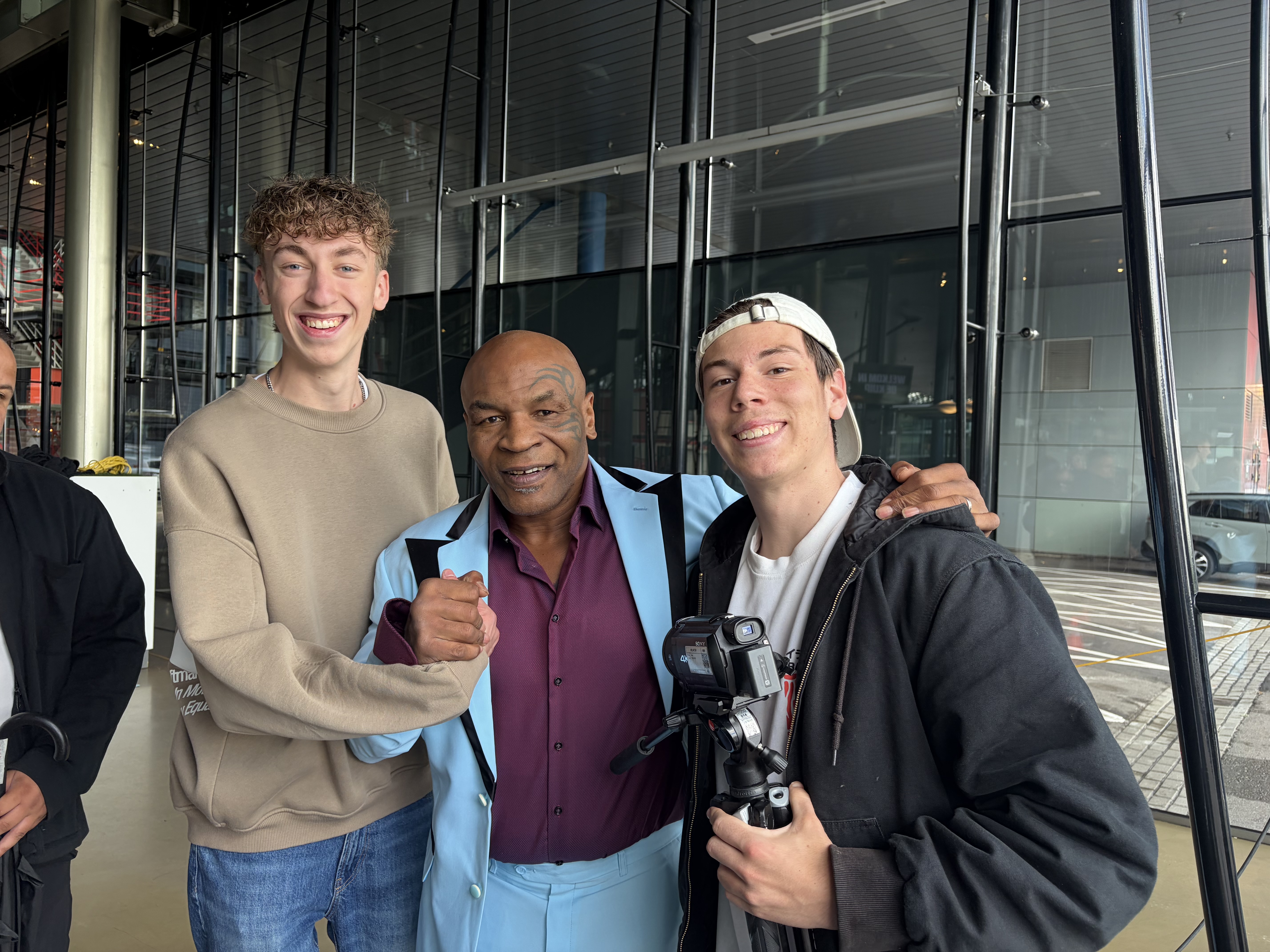 Feyenoord verrast vriend en vijand: 'Iron Mike' Tyson gespot in De Kuip