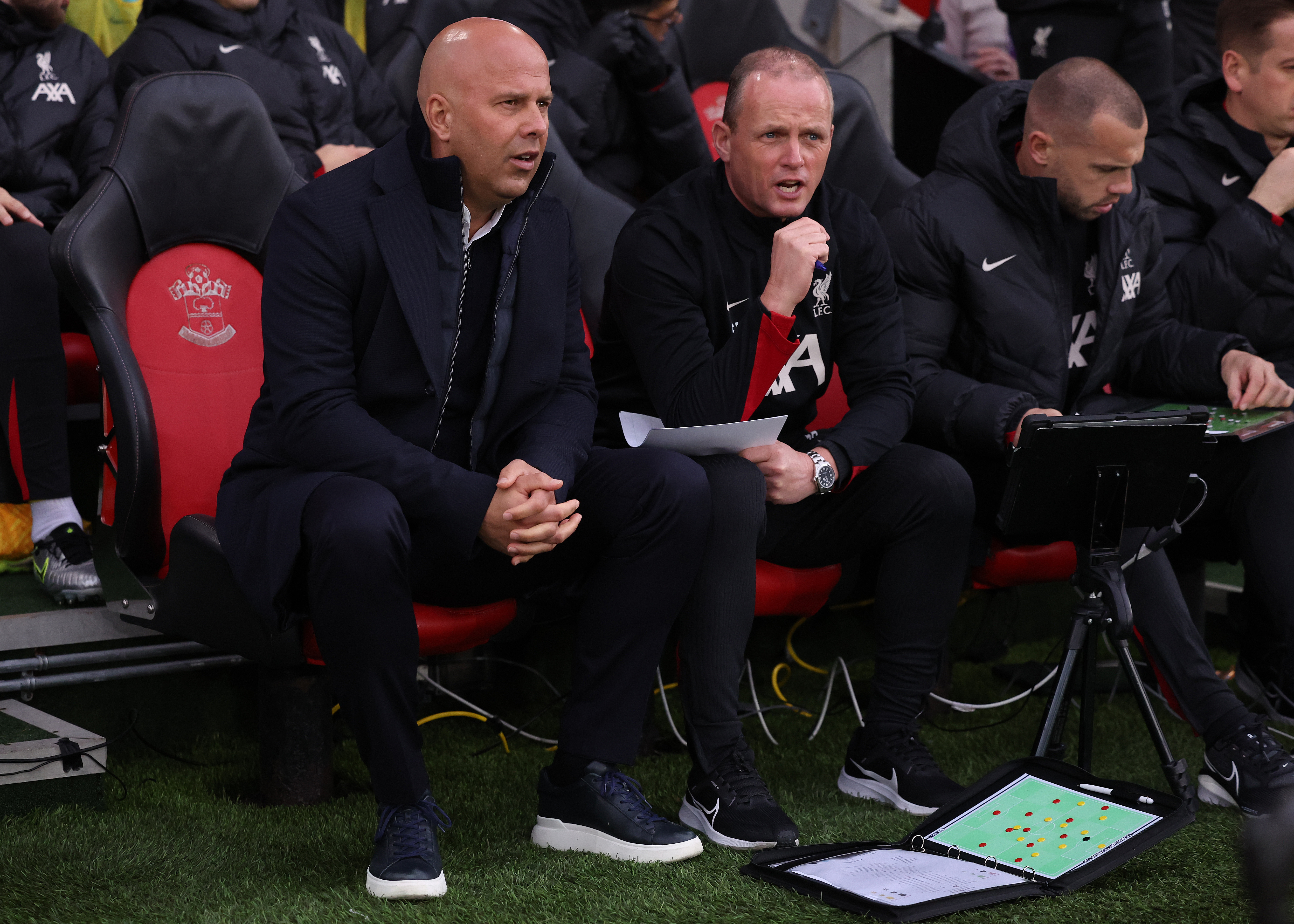 Na ontslag Slot vertrekken ook Hulshoff, Van Bronckhorst en Peeters bij Liverpool