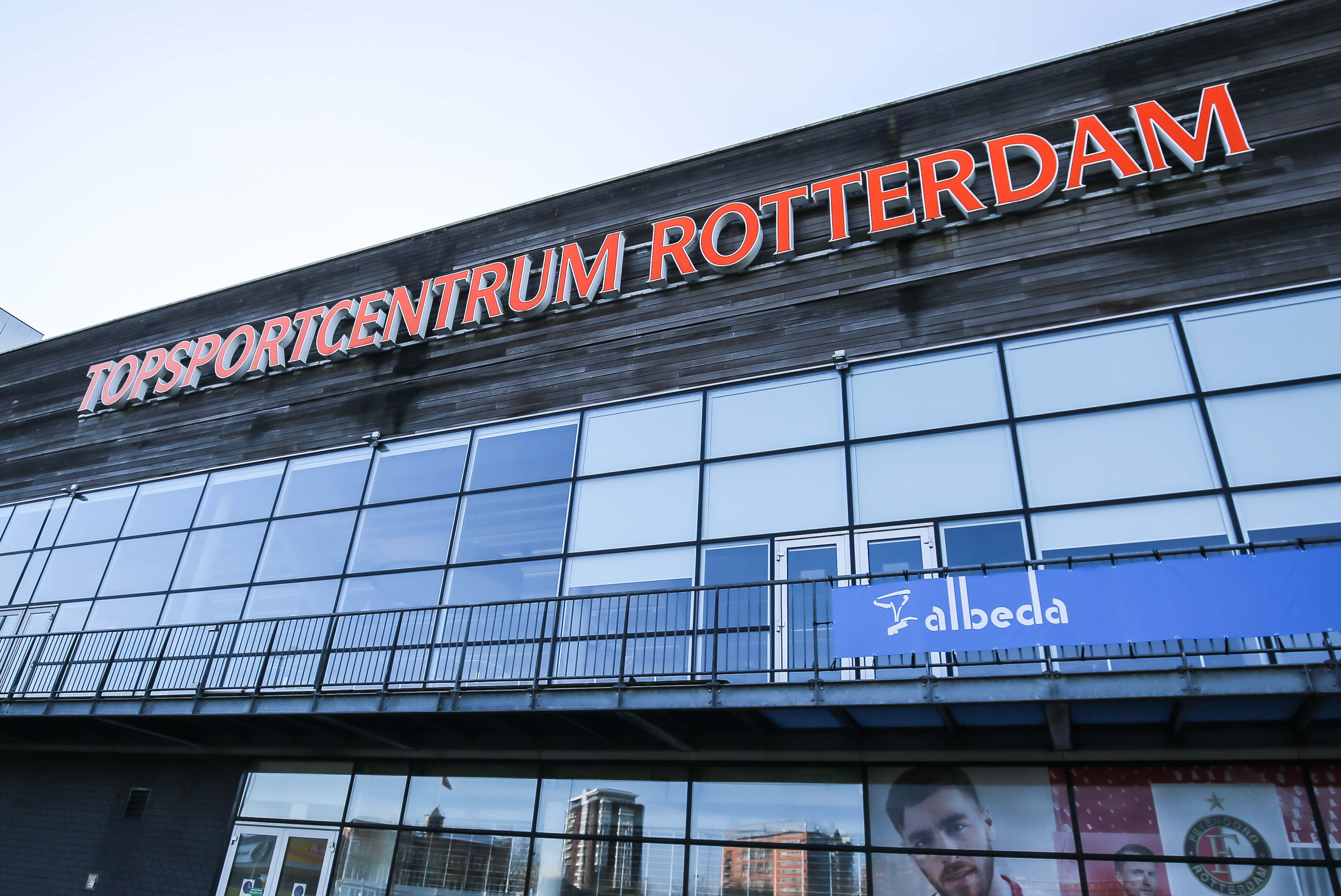 Feyenoord-zaalvoetbaltoernooi eindigt in chaos: meerdere gewonden, politie zoekt nog verdachte