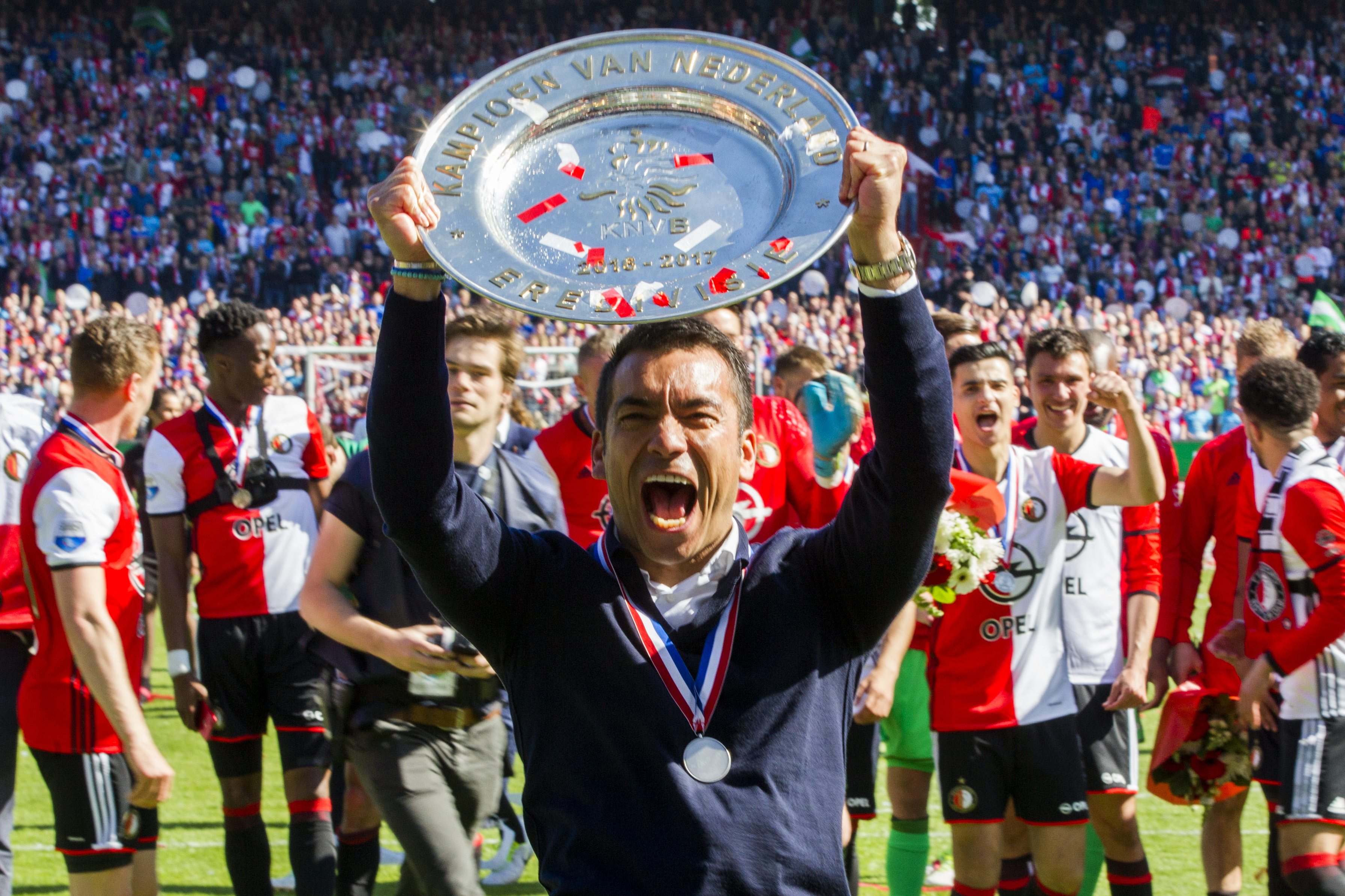 Van Bronckhorst reageert op terugkeer: "Ik kijk uit naar het weerzien met het publiek in De Kuip"