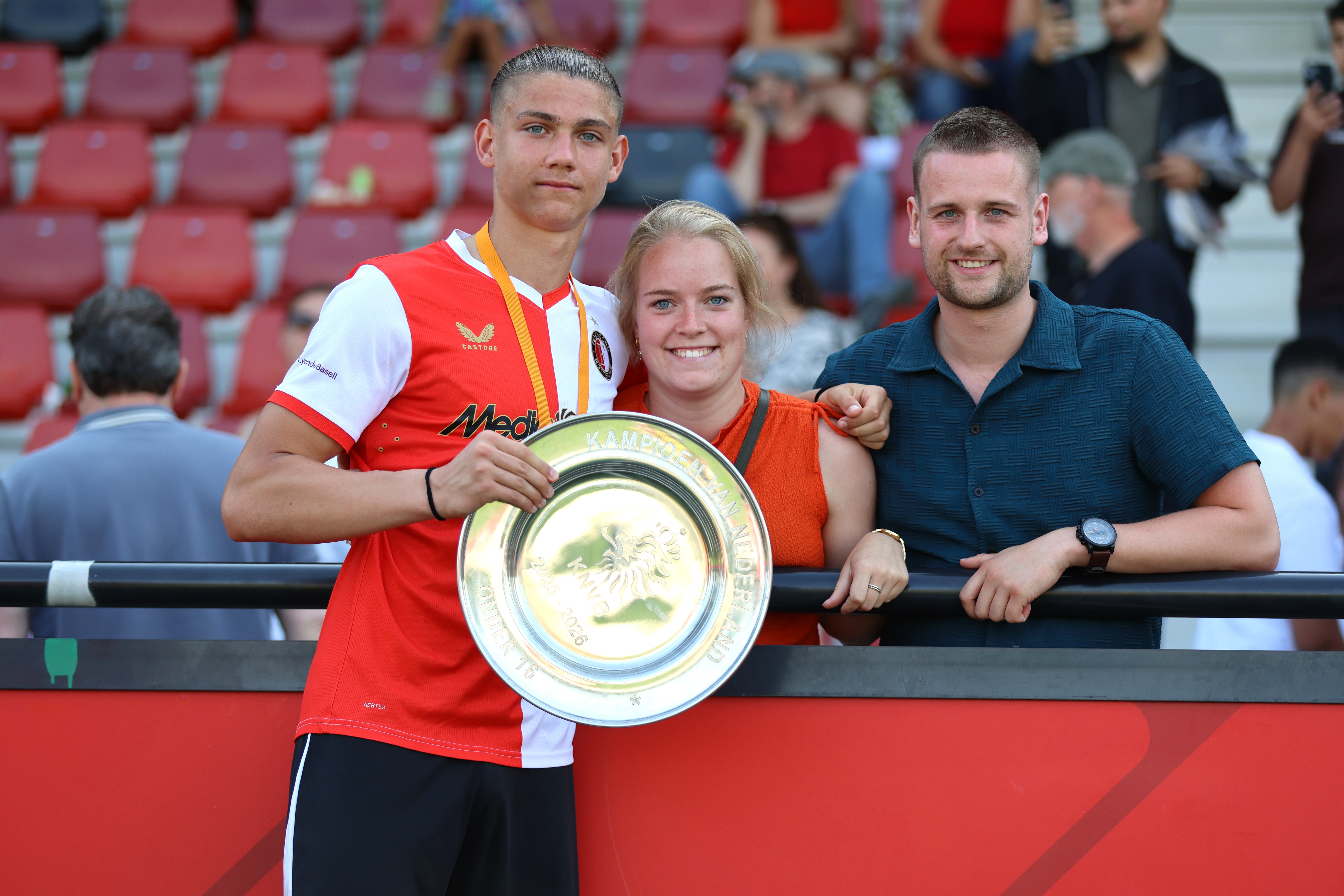 zakhar-hetmanov-en-familie-met-kampioenschaal-124