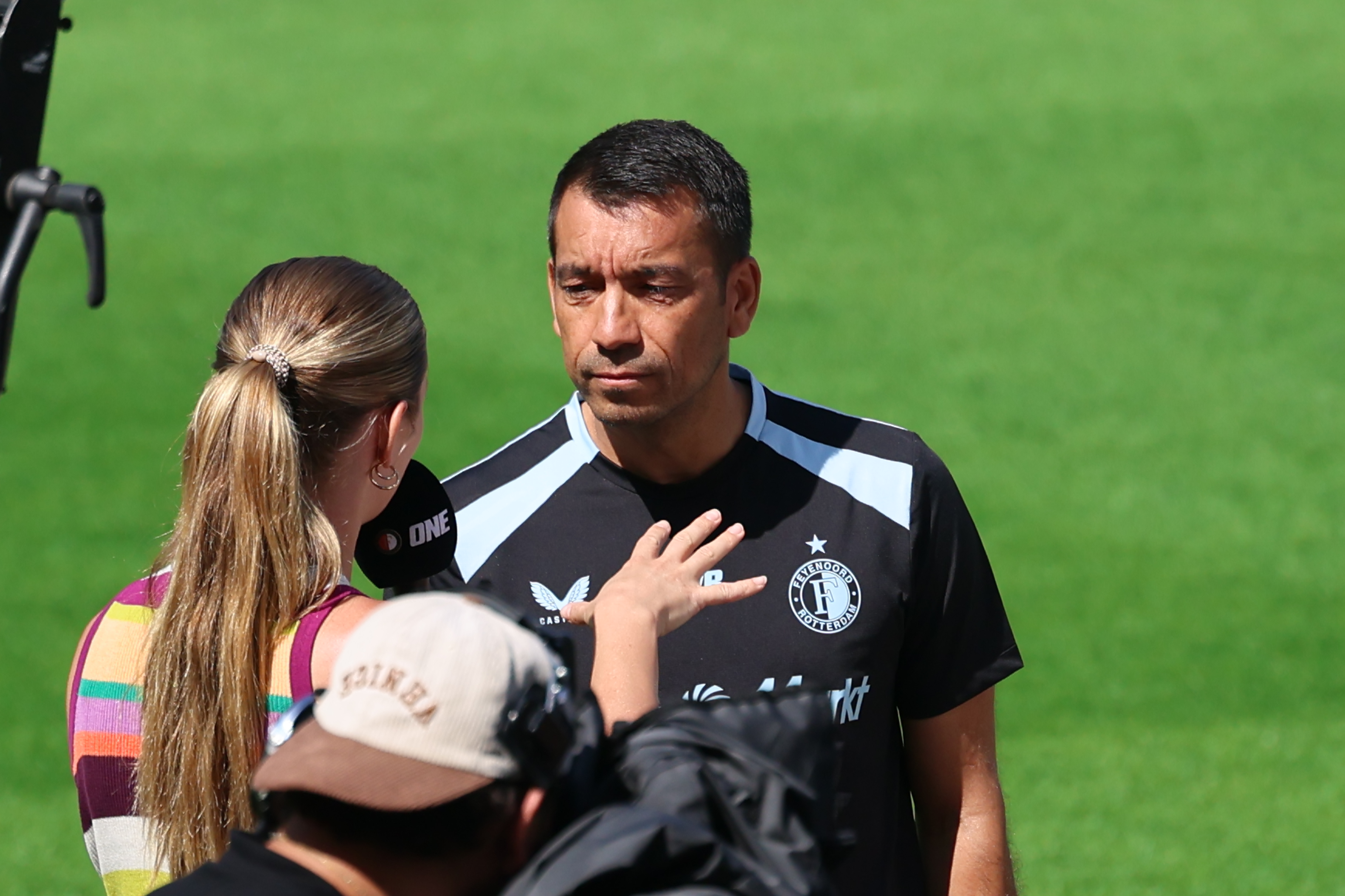 Mascha Lange interviewt Giovanni van Bronckhorst - Jim Breeman Sports Photography