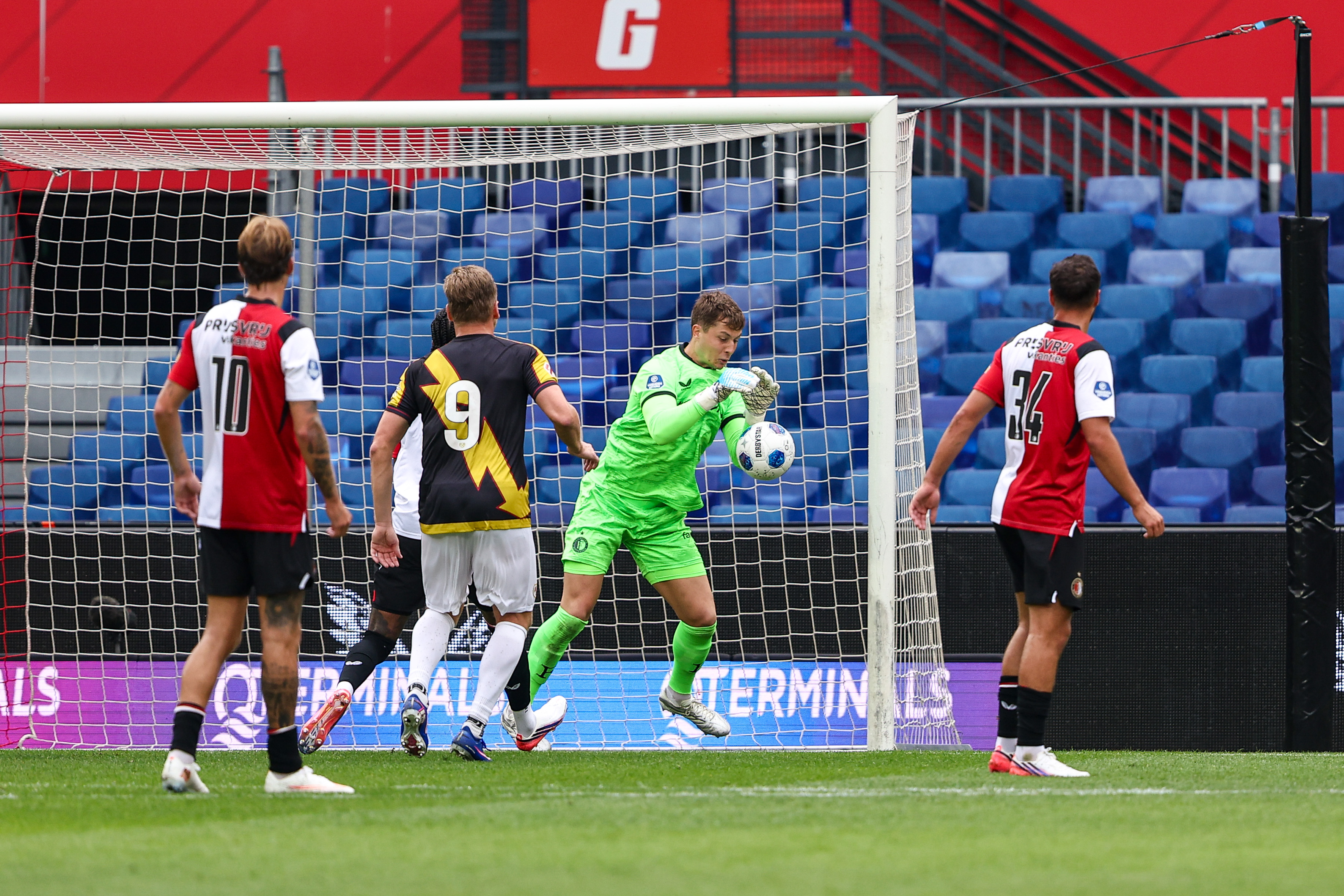 Ernst geniet van eerste minuten in De Kuip: "Heel speciaal om hier te spelen"