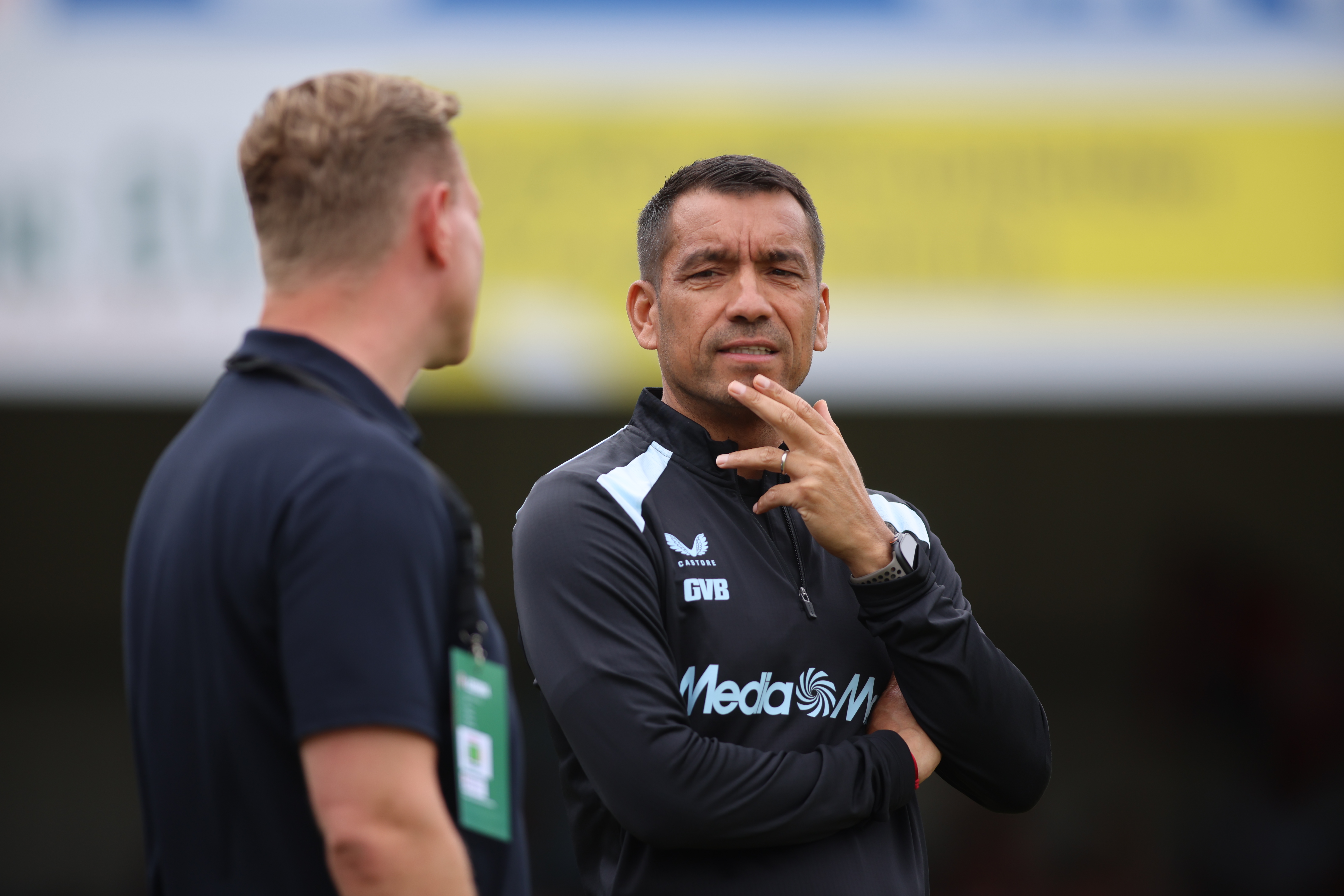 Van Bronckhorst wil van 40 naar 25 spelers: "Dat moet kleiner worden"