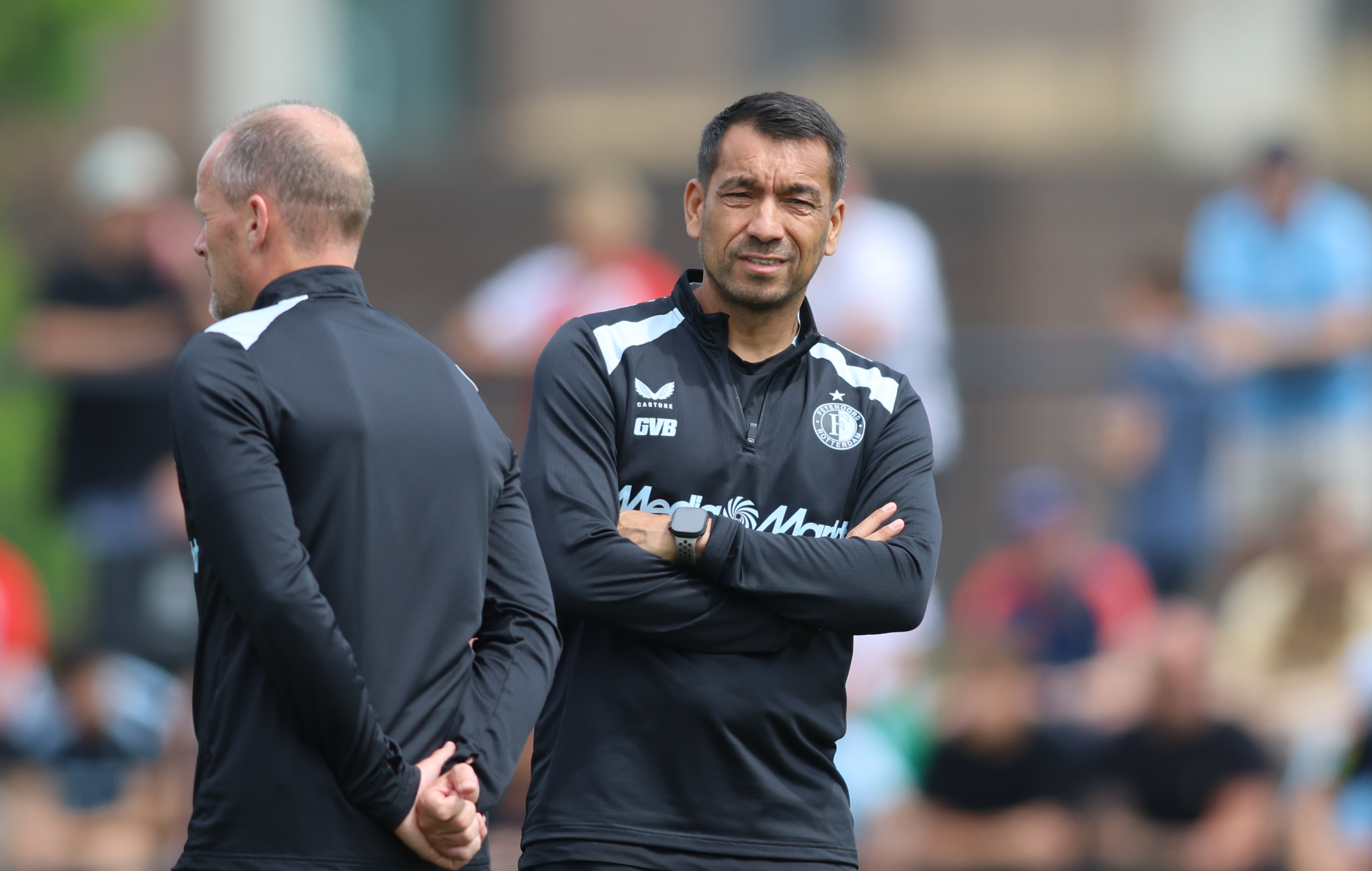 Van Bronckhorst geeft vanmiddag persconferentie richting duel met Cambuur