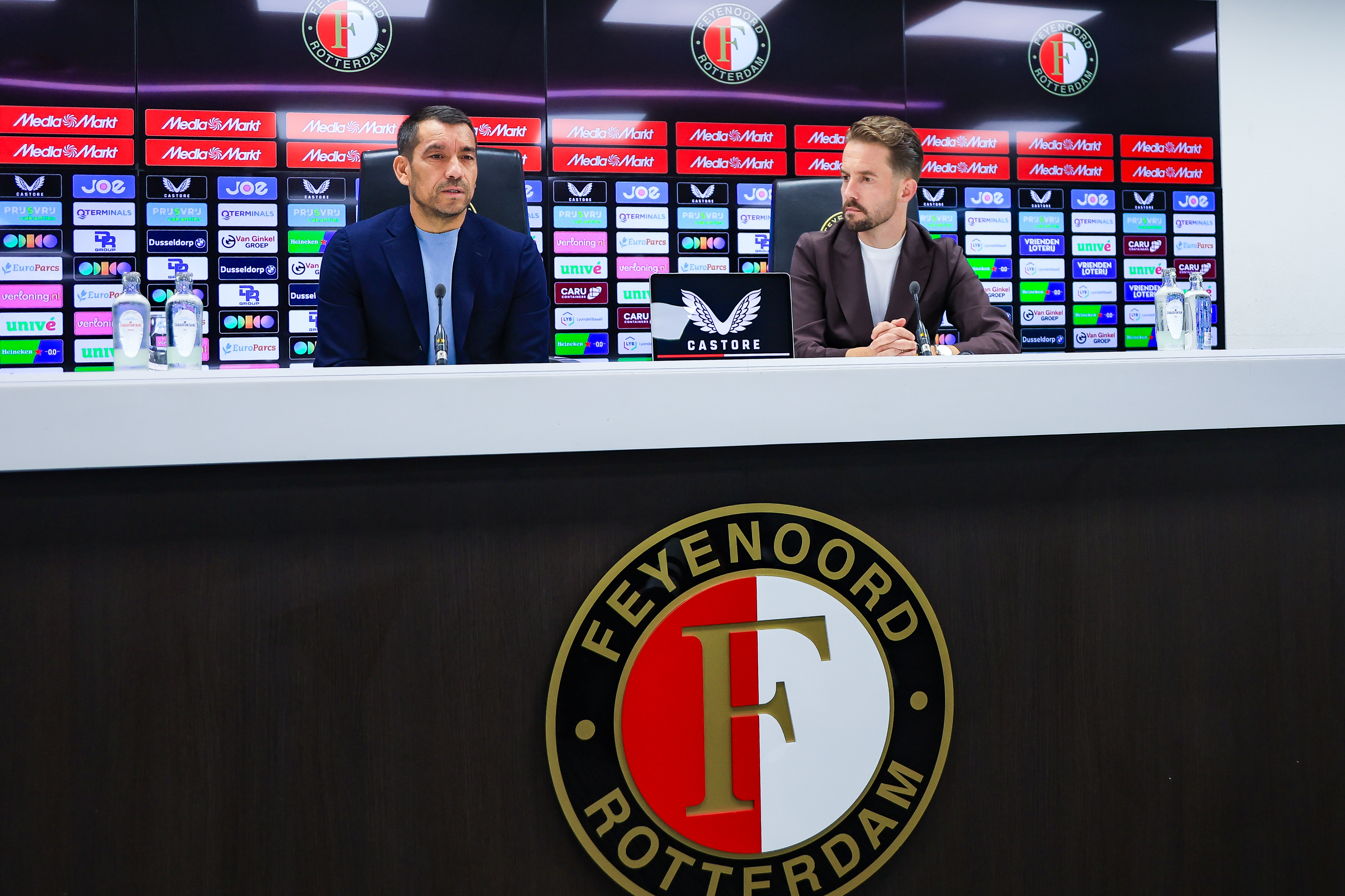 Van Bronckhorst waarschuwt: "Je hebt dan veel geld, maar te weinig kwaliteit"