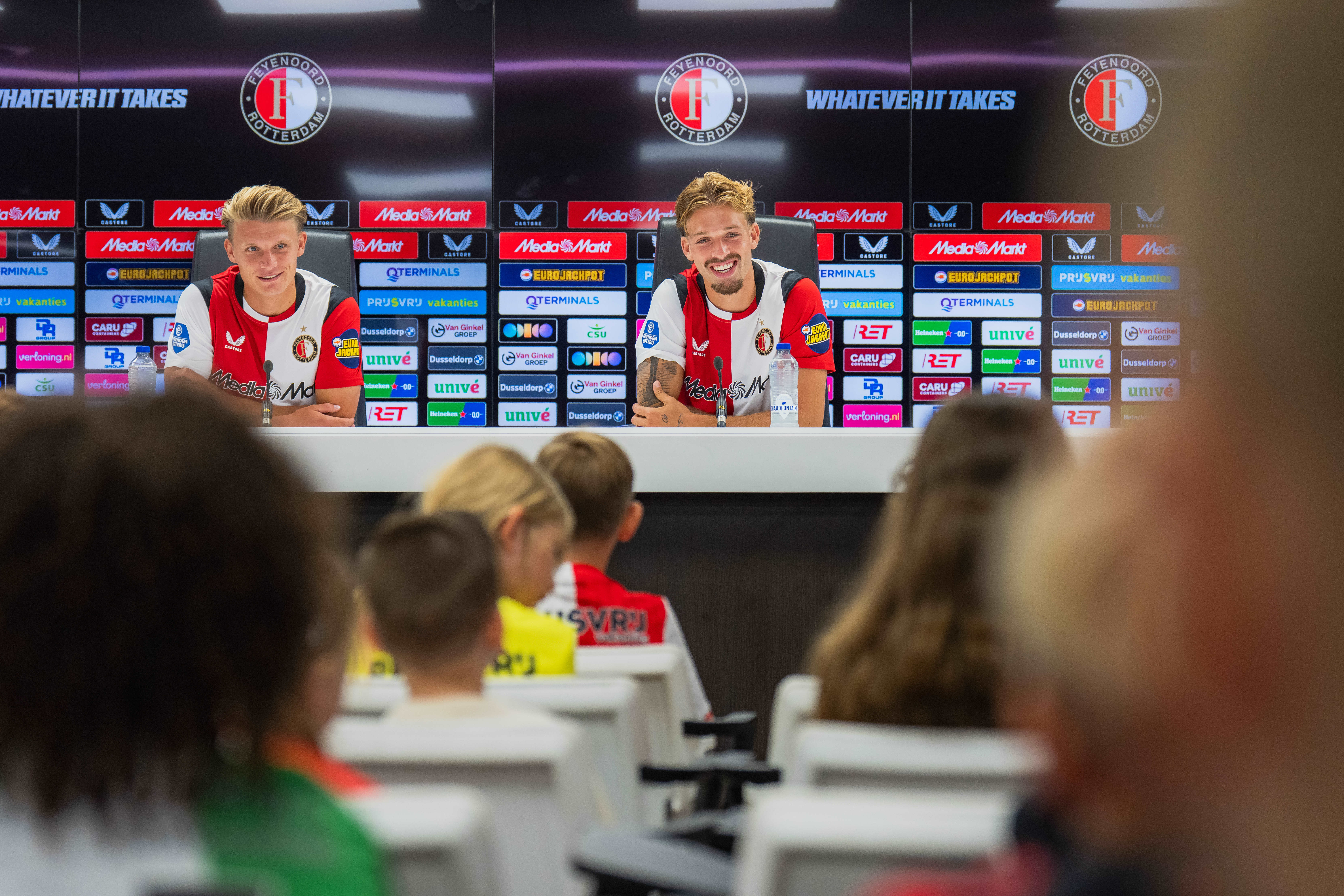 Hilariteit bij Steijn en Valente na scherpe vraag over Van Persie tijdens kinderpersconferentie