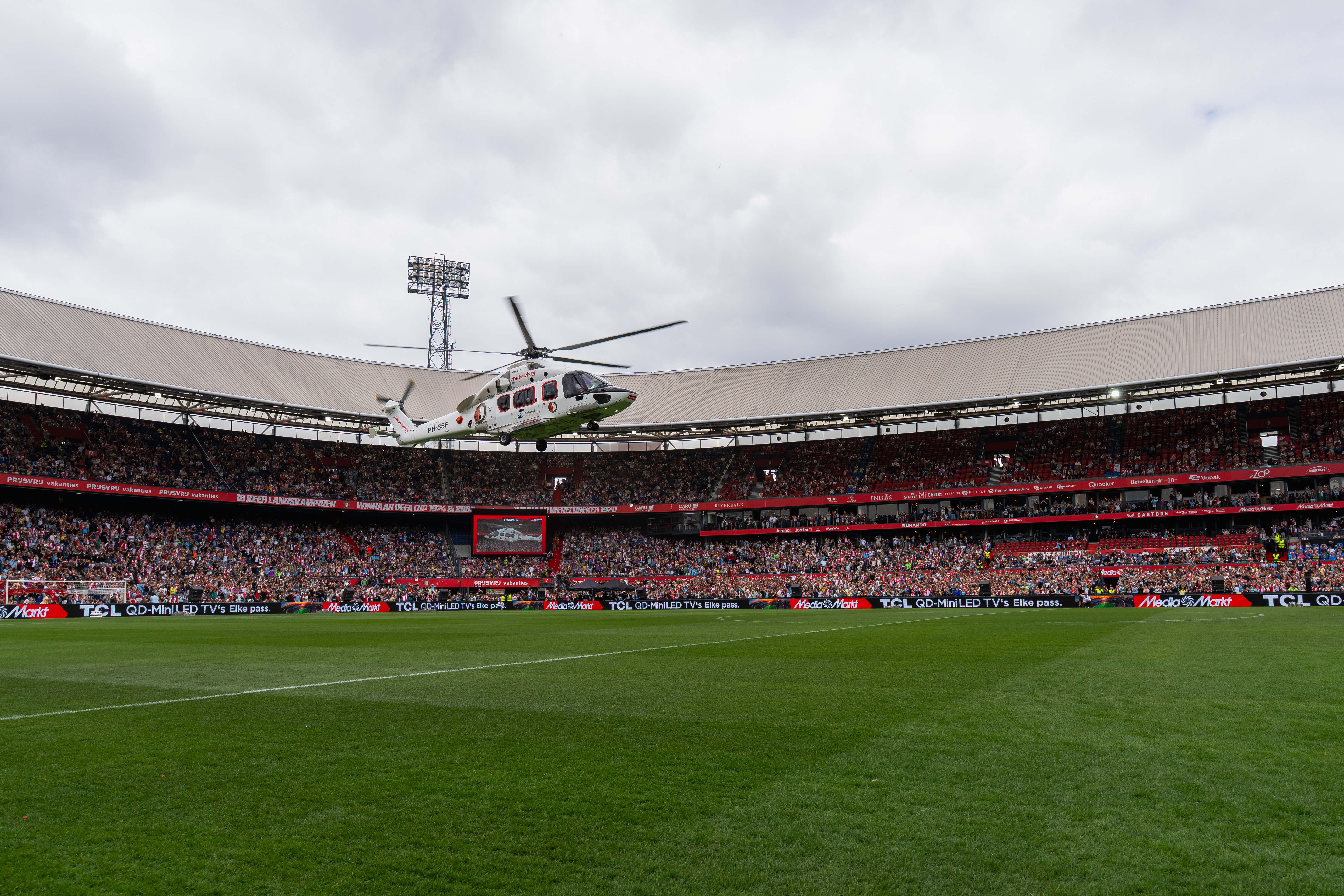 Legioen maakt kennis met Mármol, Ferri, Vanhoutte en Ernst na entree per helikopter