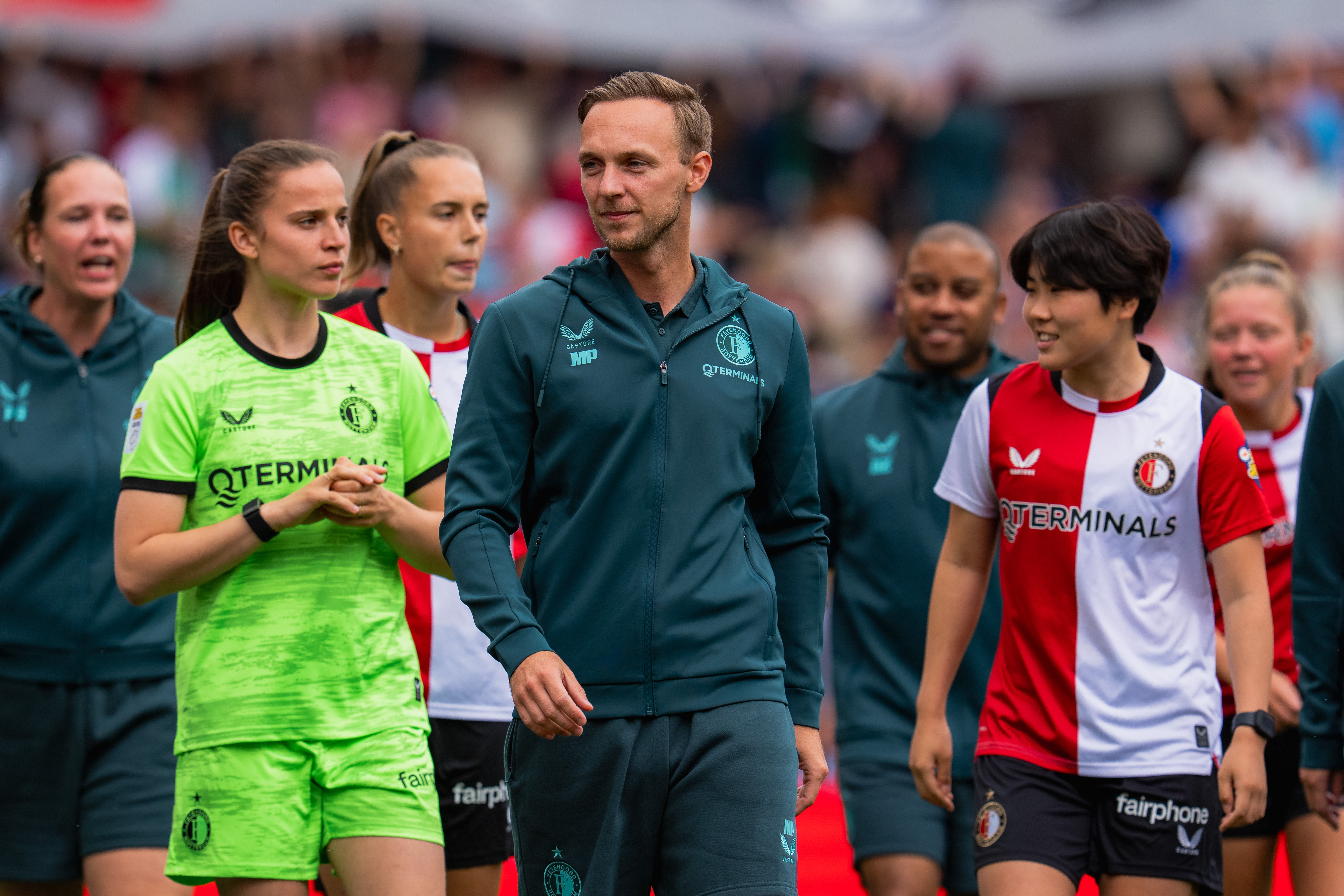 Oosting geëmotioneerd tijdens presentatie in De Kuip: "Dit is waar je het voor doet"
