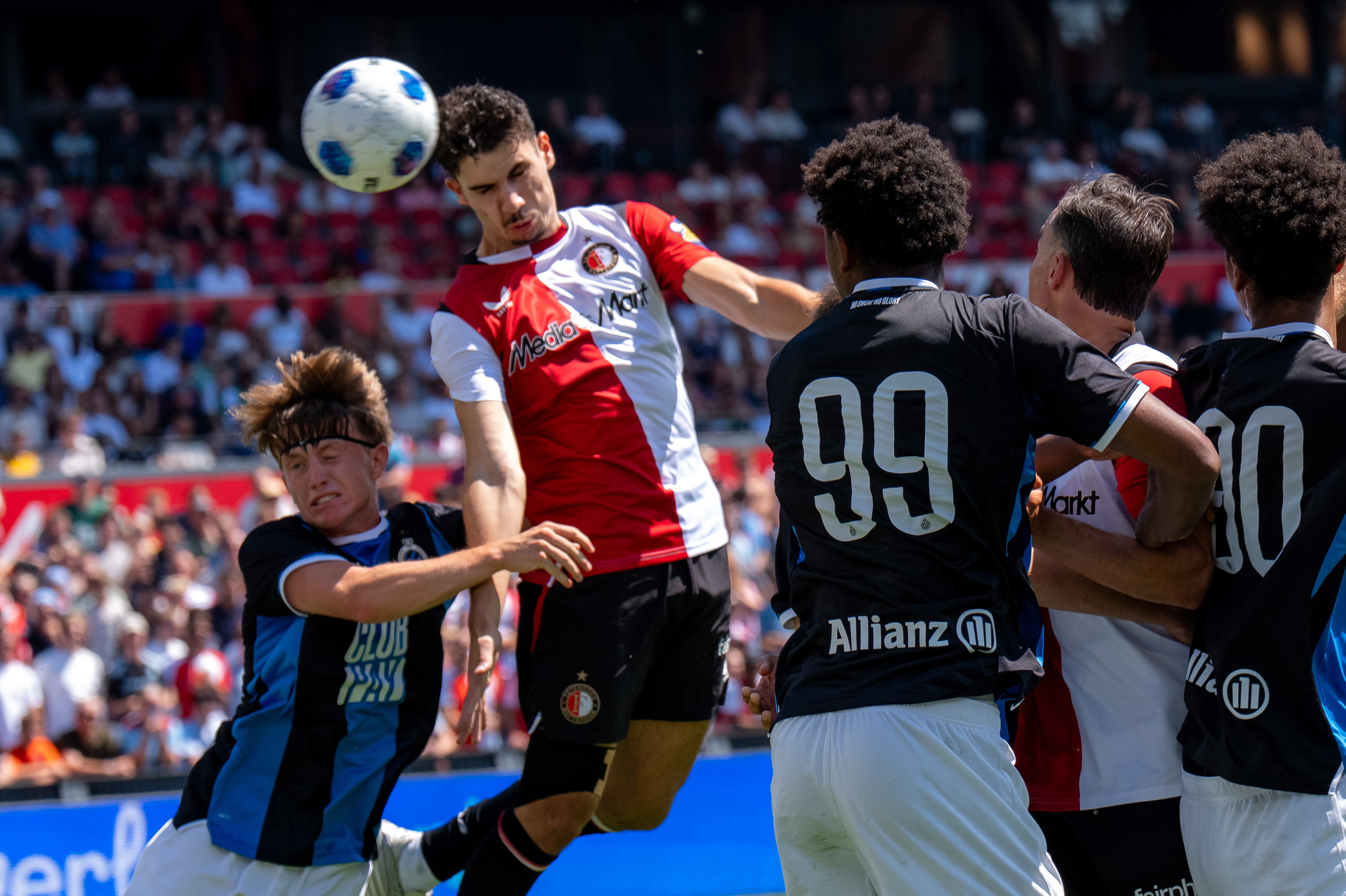Feyenoord knokt zich na rust langs Club Brugge dankzij standaardsituaties