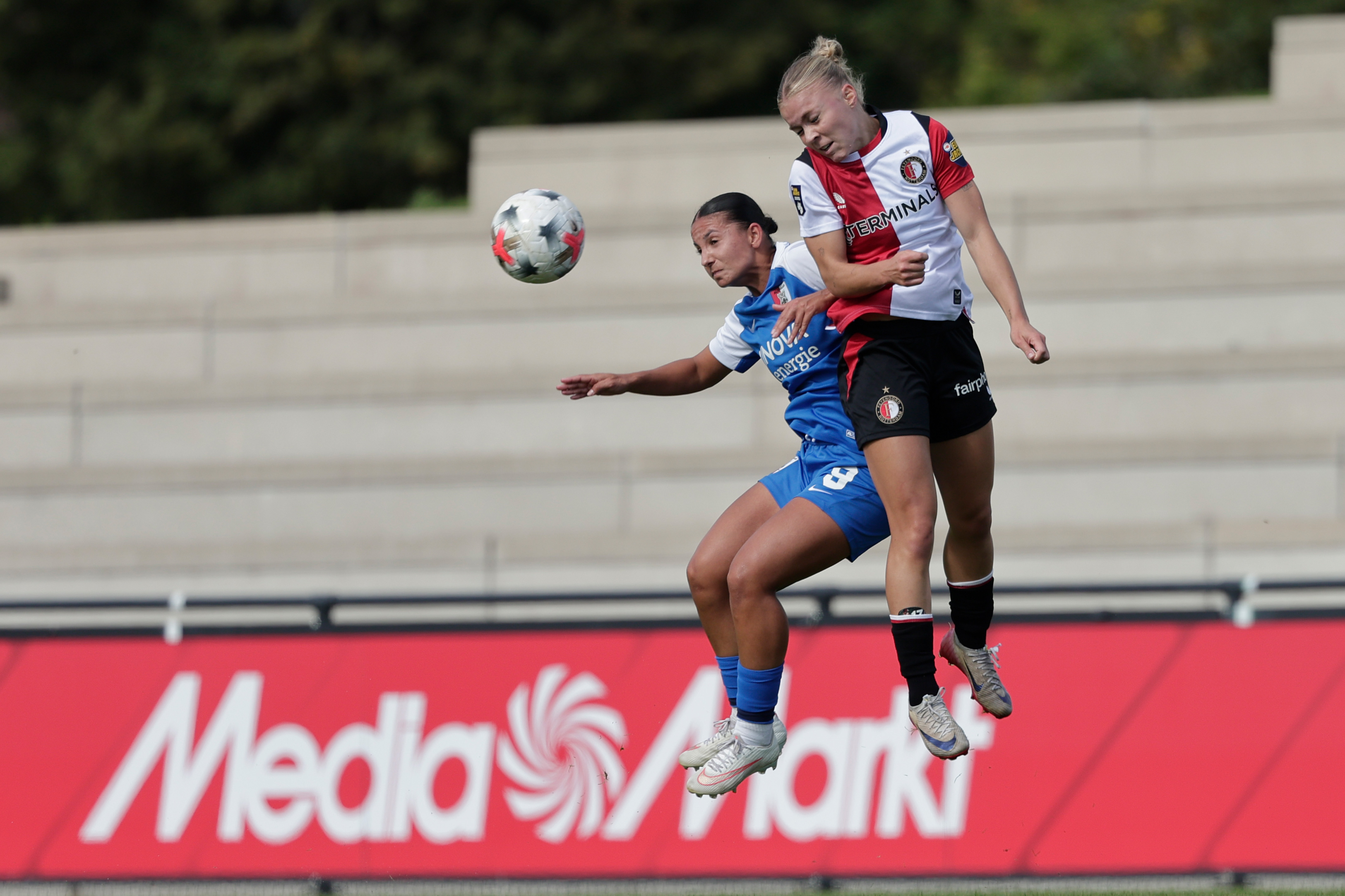 Feyenoord Vrouwen verliest eerste thuiswedstrijd van het seizoen van AZ