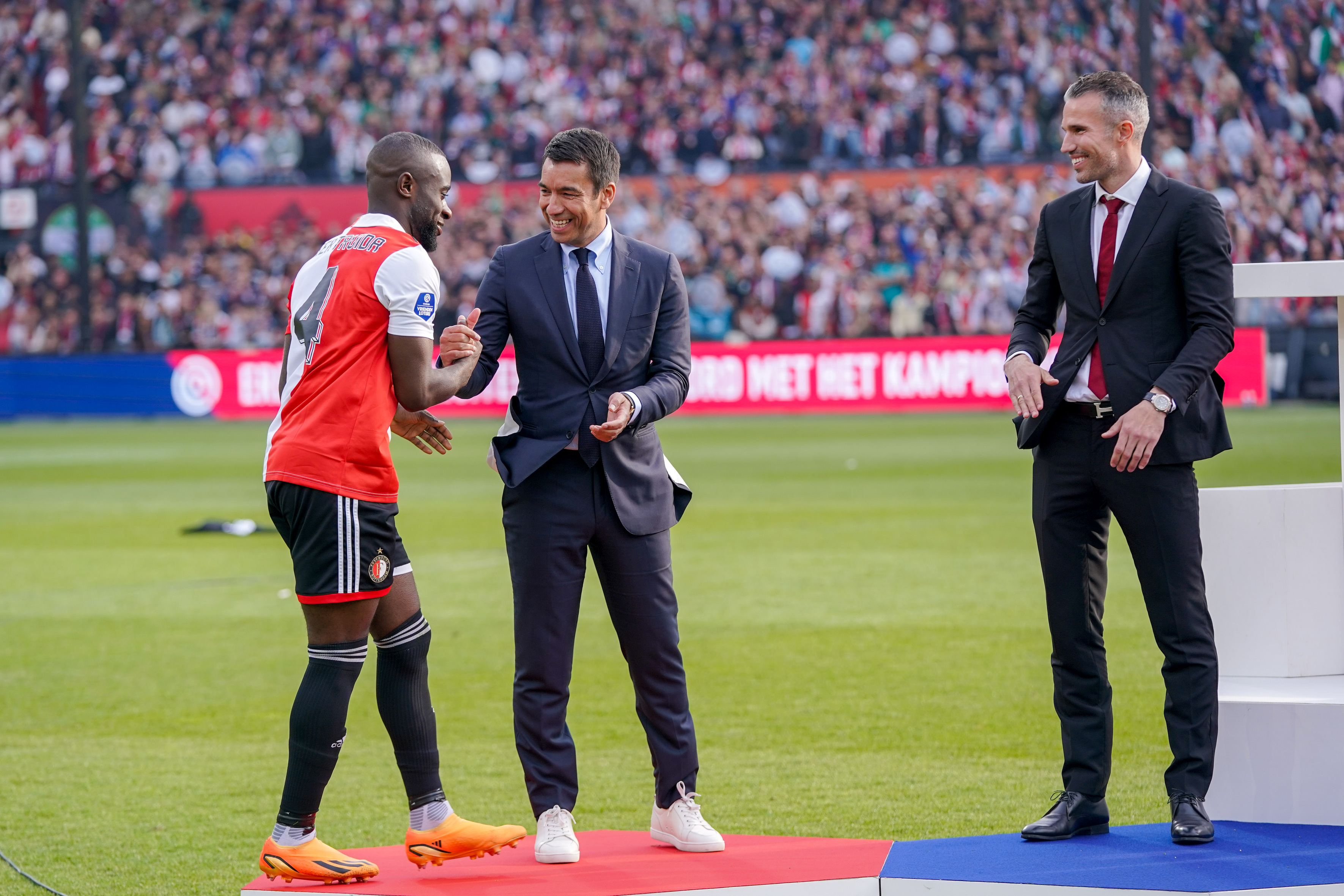 Van Bronckhorst reageert op gevoelige Geertruida-transfer: "Ik begrijp het wel"