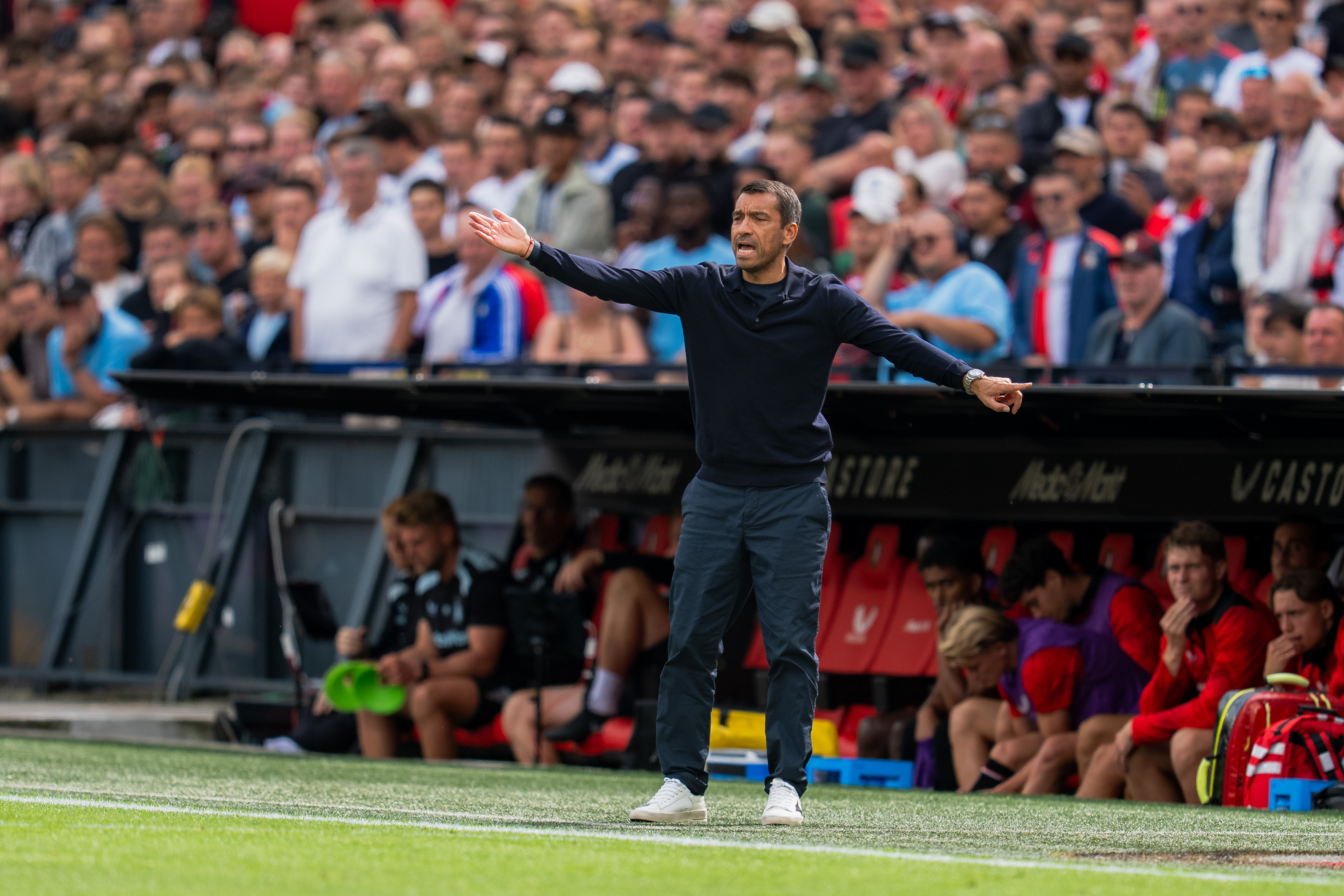 Van Bronckhorst ziet werk aan de winkel én hoopt op transfernieuws