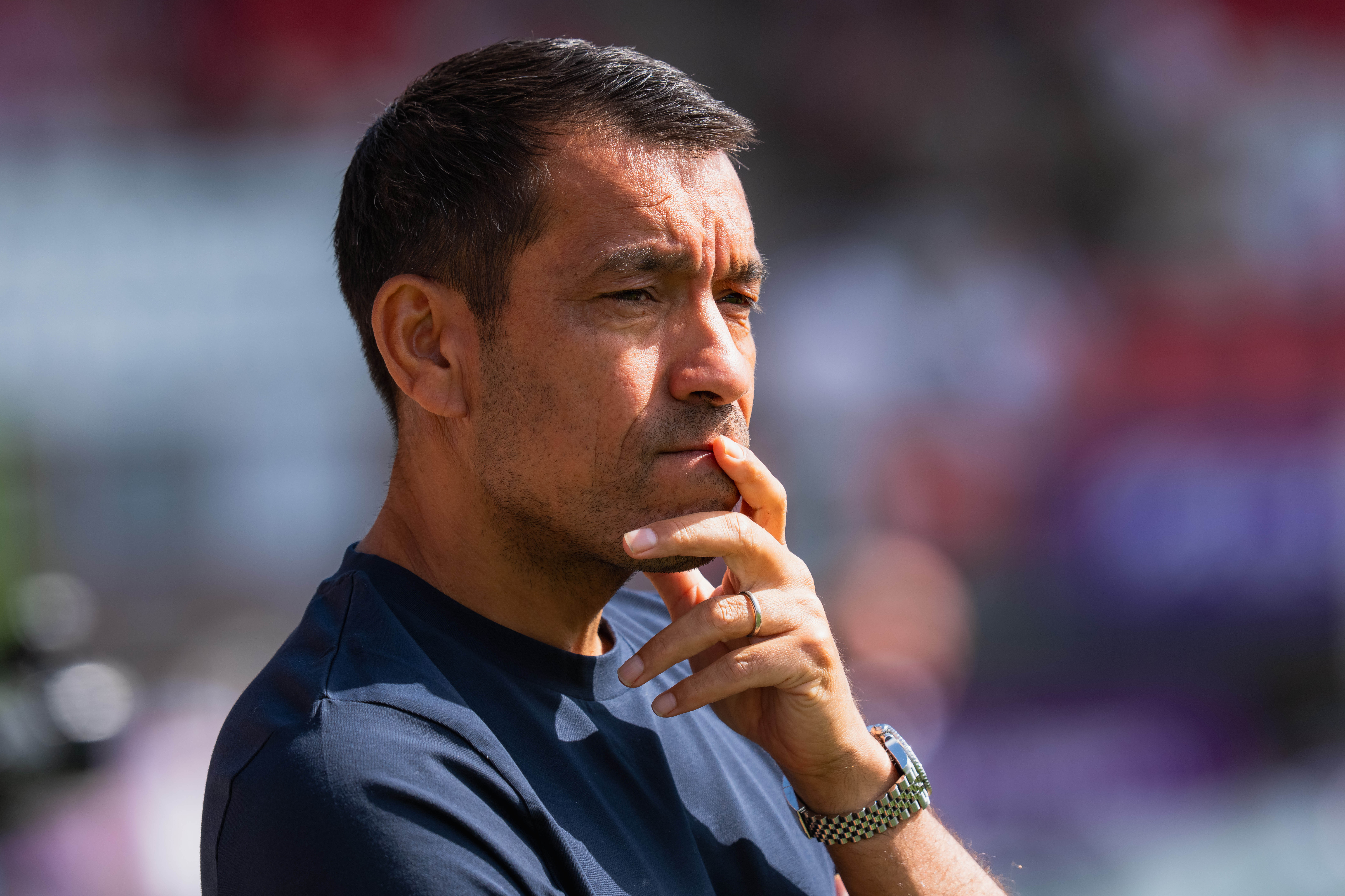 Van Bronckhorst kritisch na derbyzege: "Dat had meer moeten zijn"