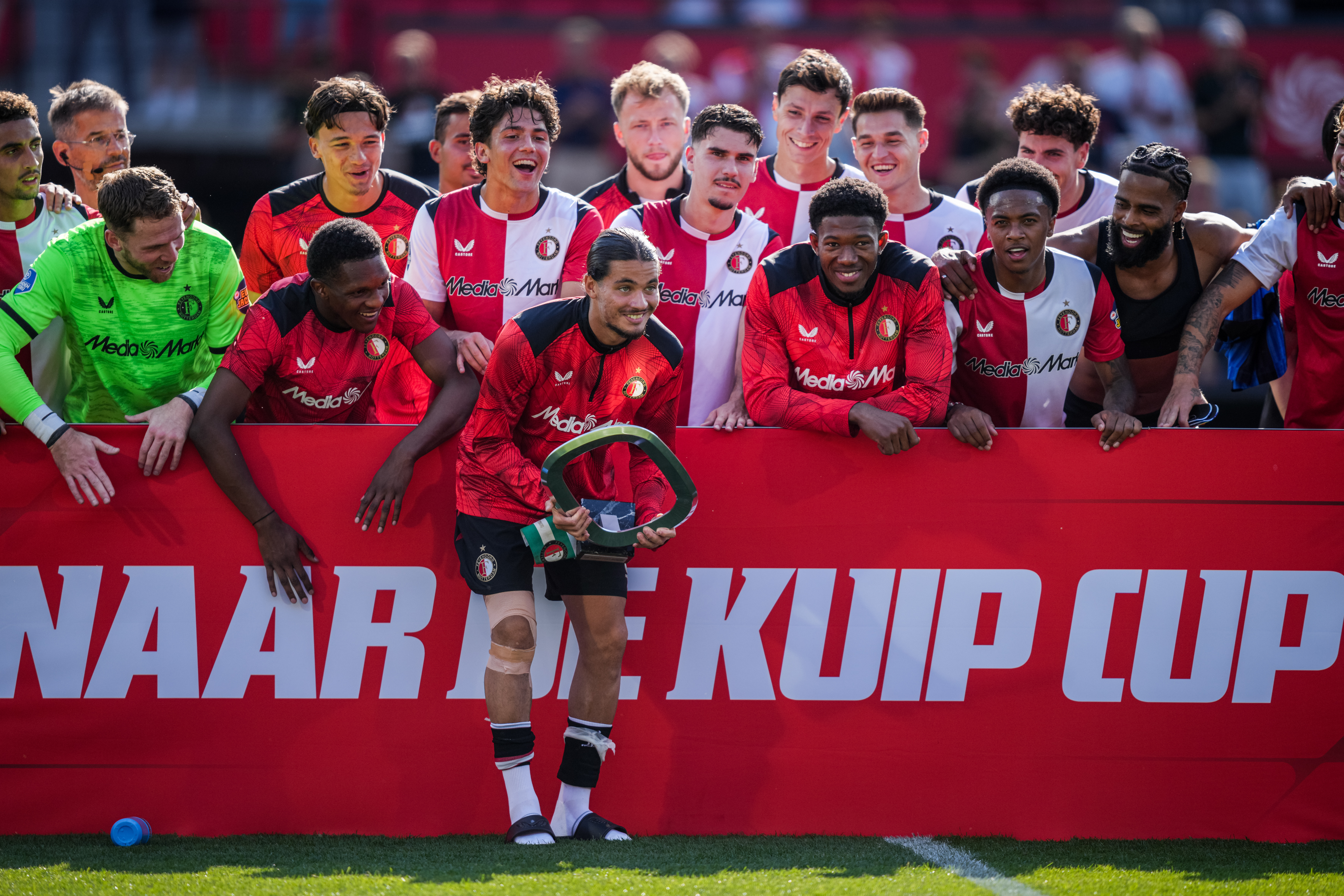 Feyenoord verslaat Atalanta en houdt Kuip Cup in Rotterdam