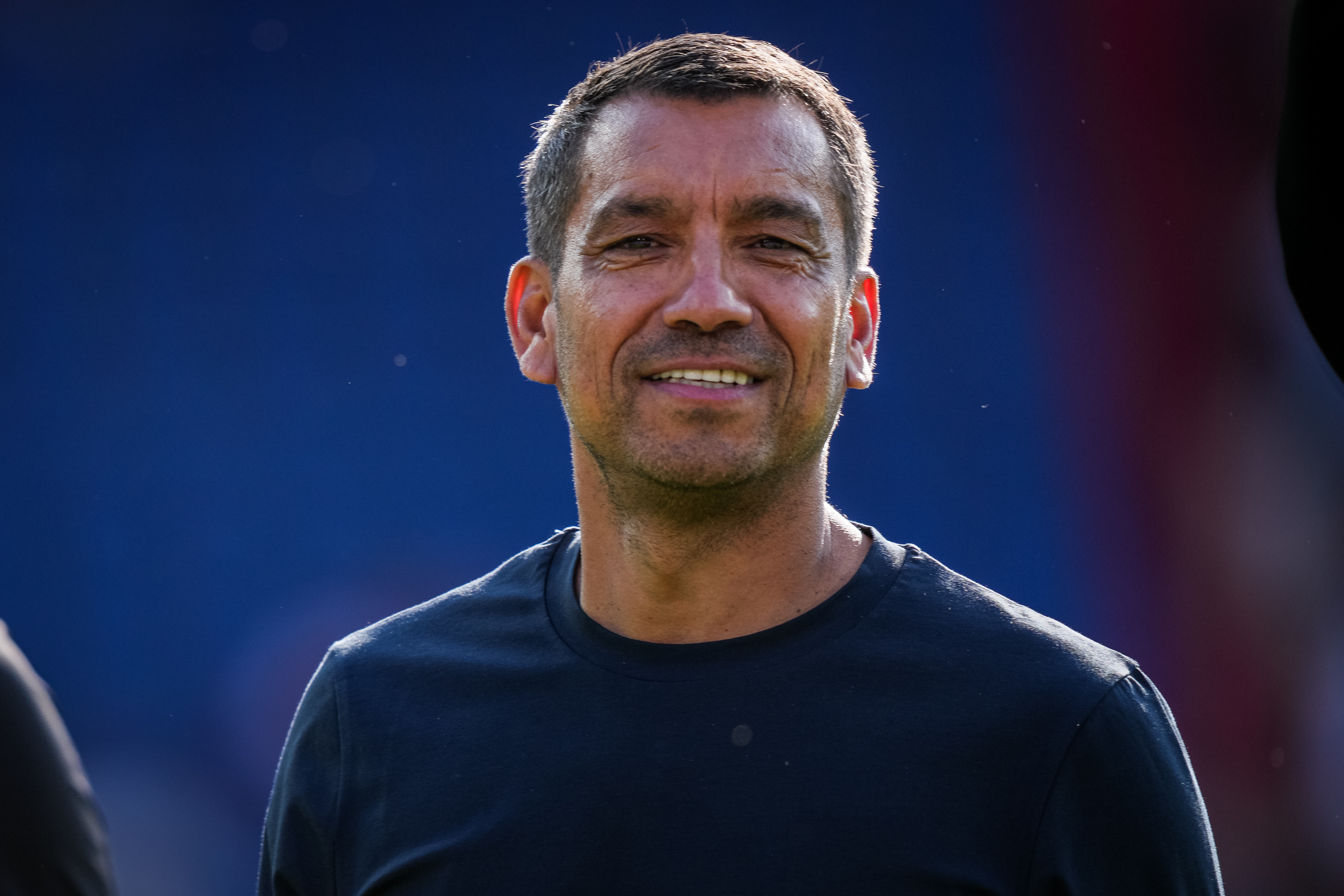 Positieve Van Bronckhorst stelt gerust over Watanabe: "Geen gebroken rib"