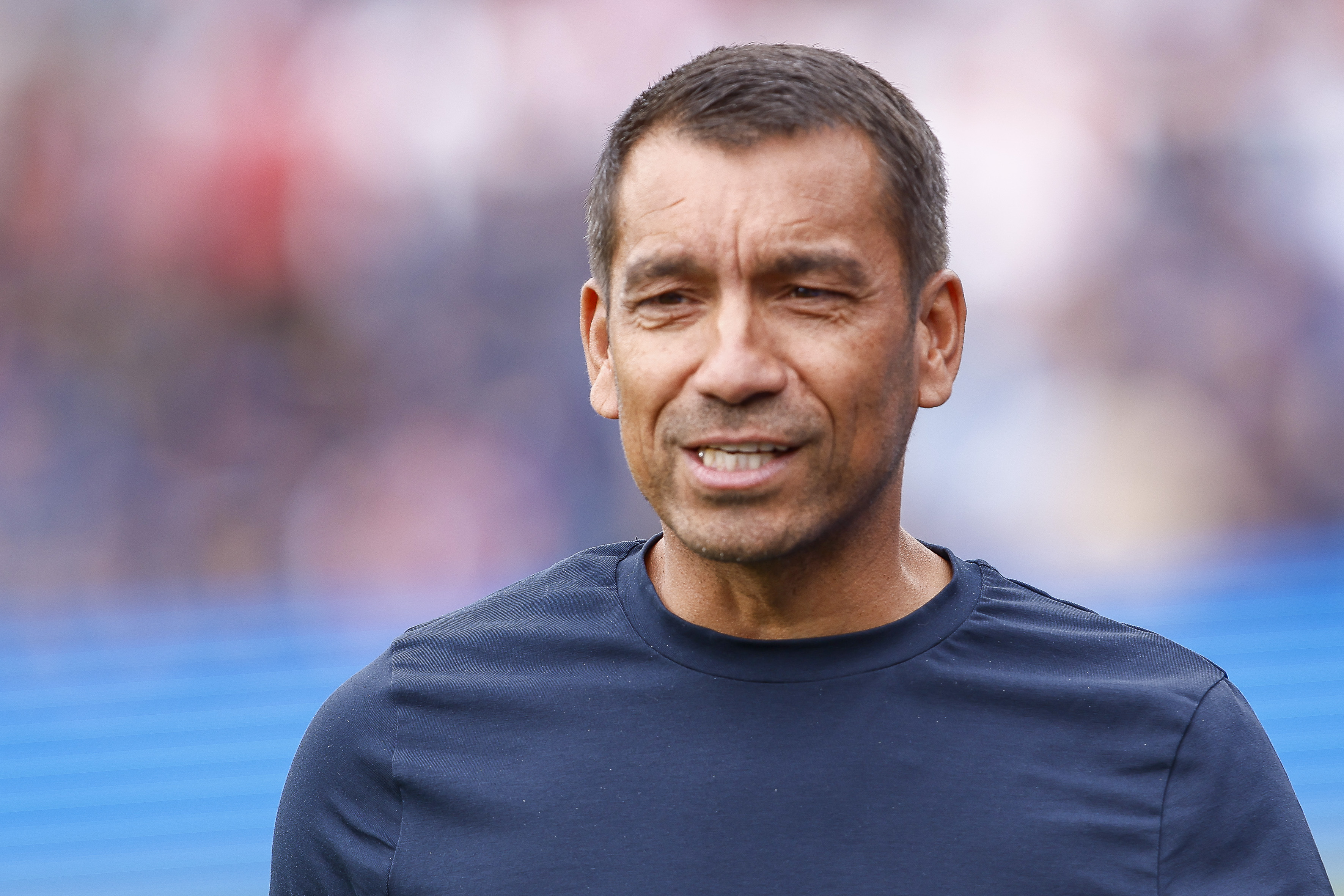 Van Bronckhorst over linksbuitenpositie: "Ik wil al mijn spelers vertrouwen geven"