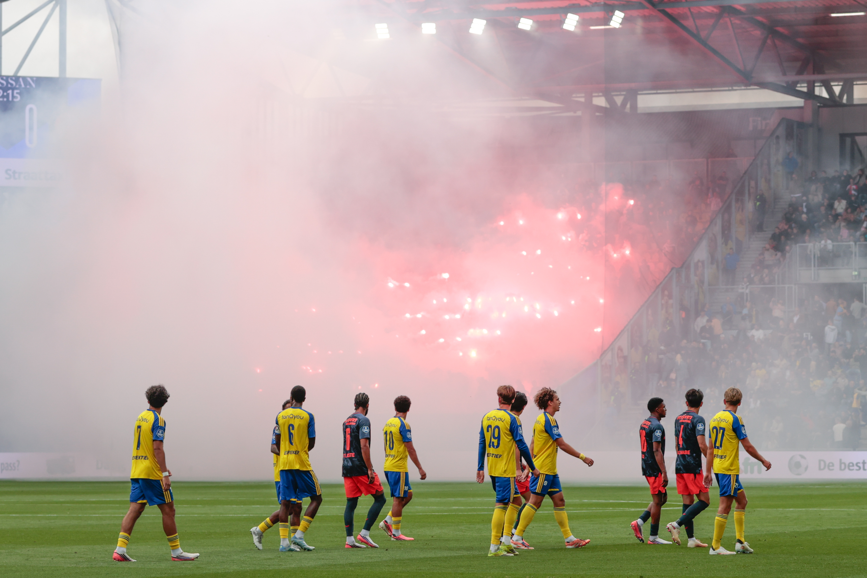 Wedstrijd tegen Cambuur tijdelijk gestaakt na massaal vuurwerk in uitvak
