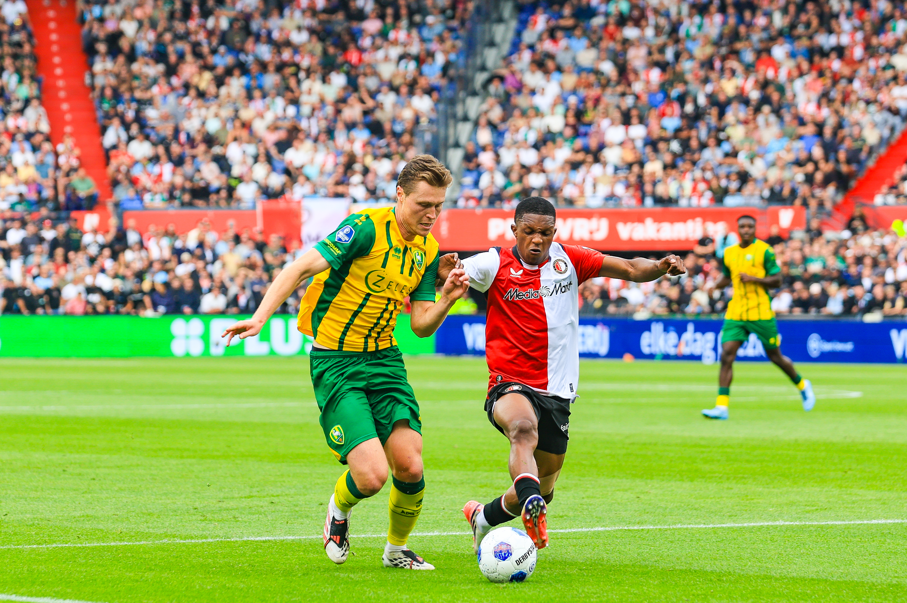 Read oneens met Hensgens na penaltymoment: "Hij raakt alles behalve de bal"