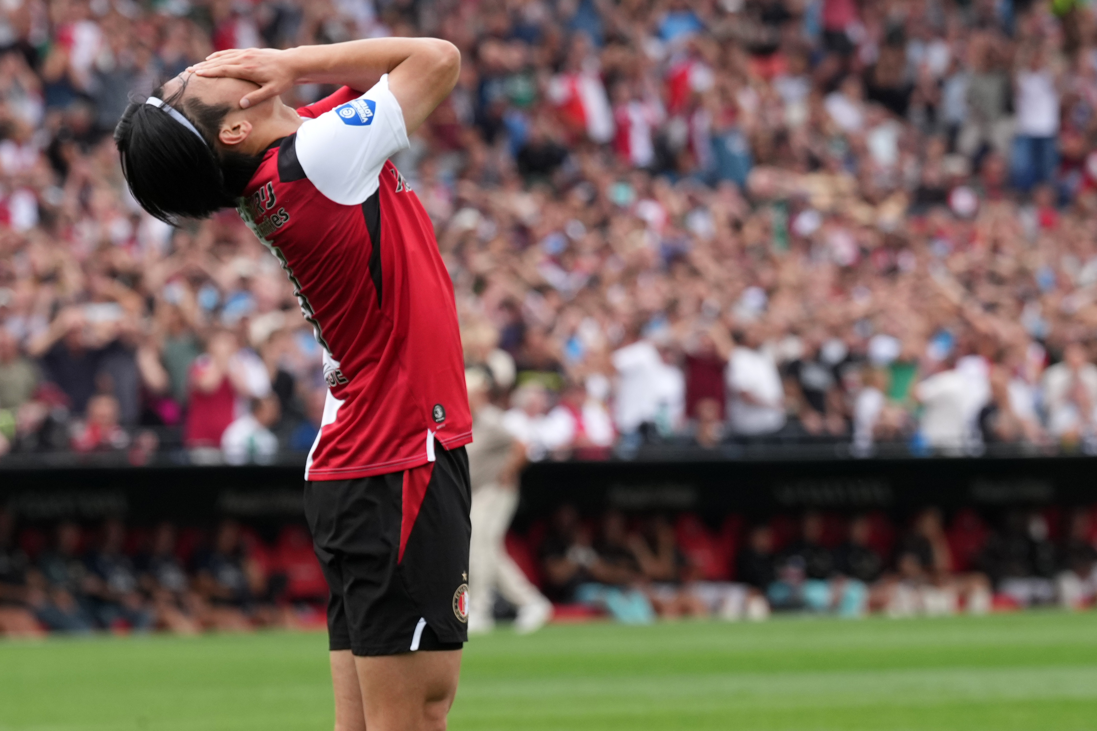 Feyenoord verspeelt 2-0 voorsprong en lijdt puntverlies in eerste thuiswedstrijd