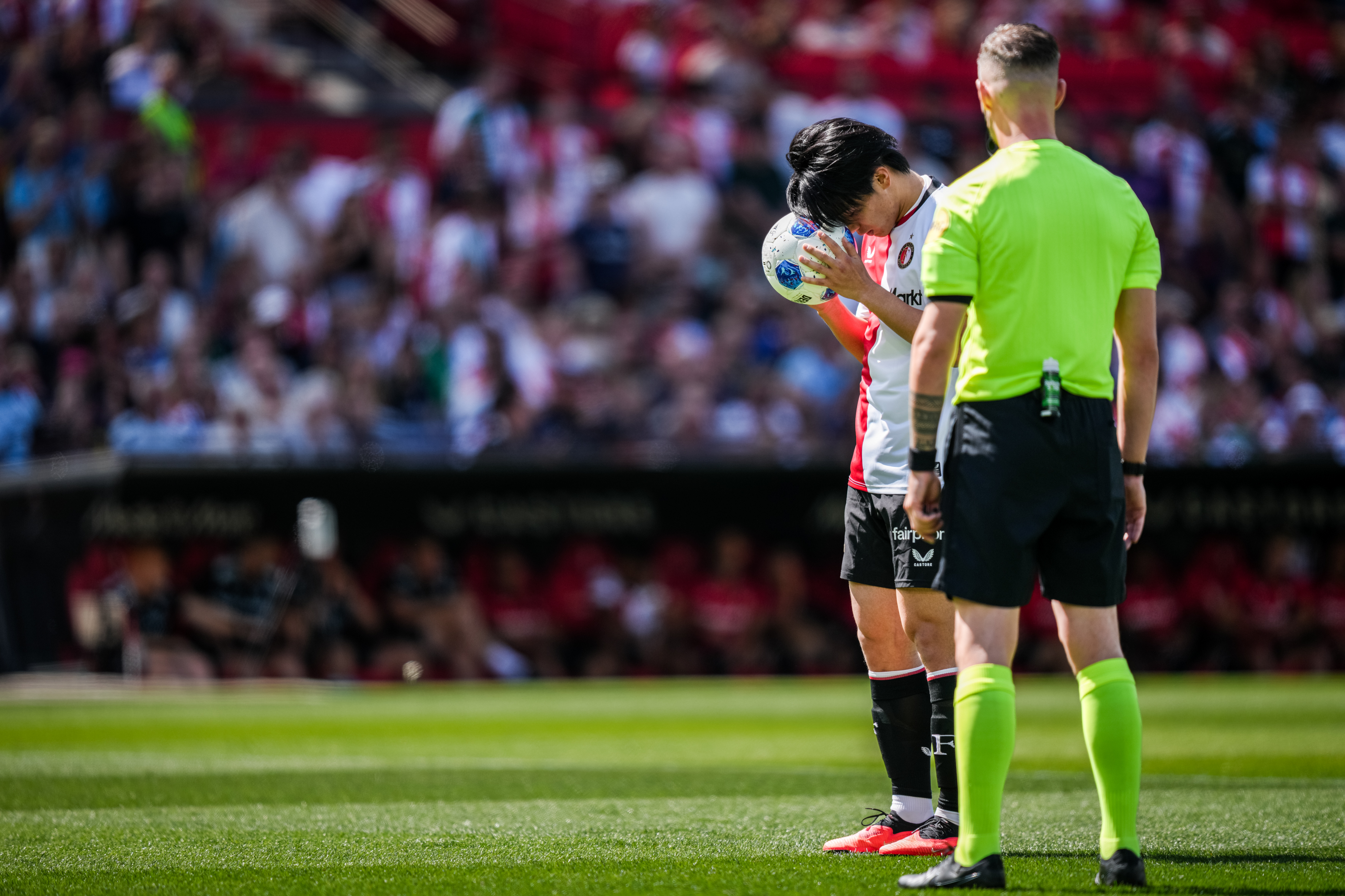 Liveblog • Feyenoord snel op voorsprong dankzij foutloze strafschop Ueda [1-0]