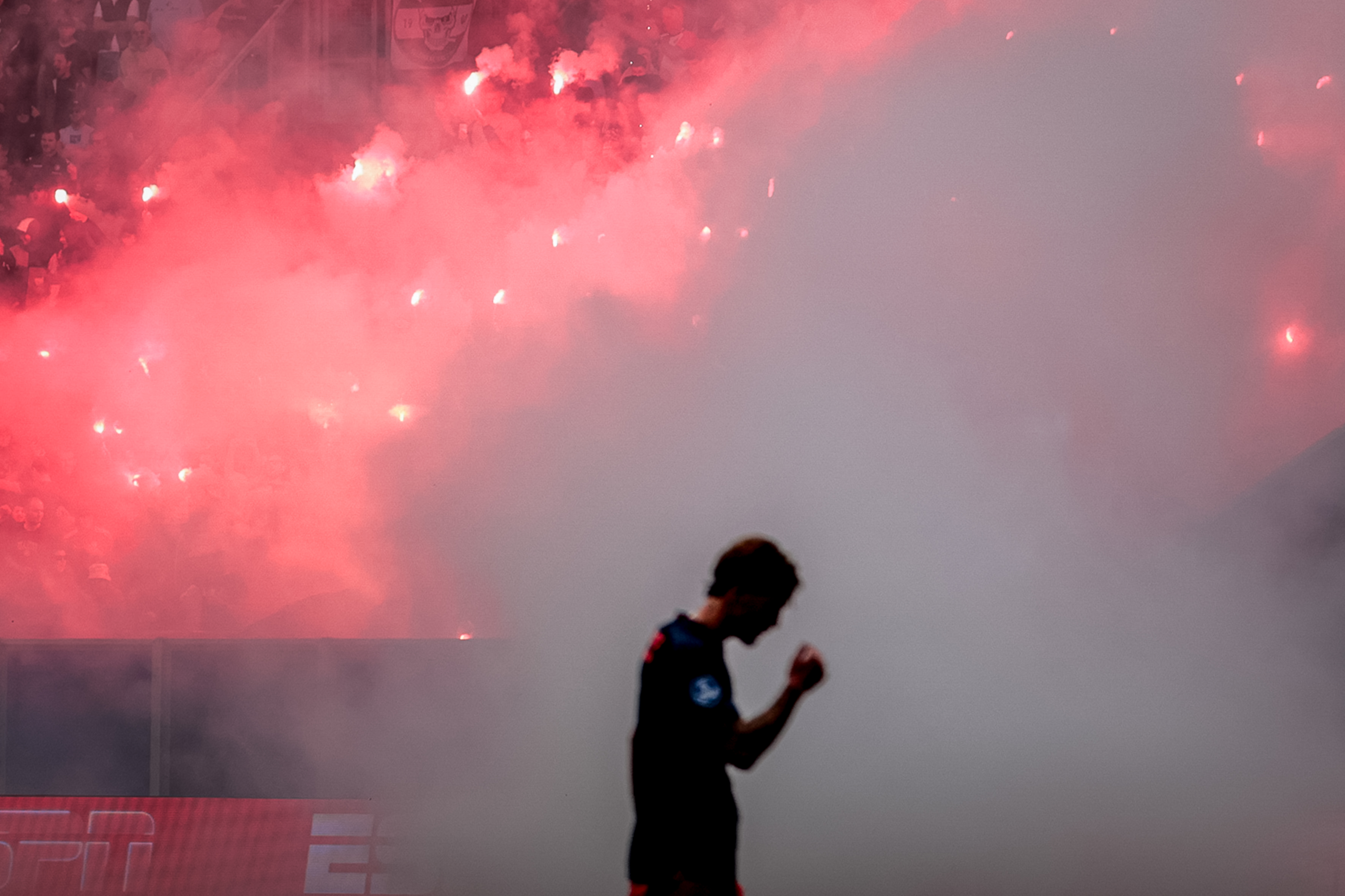 De Feijenoorder keurt vuurwerk tijdens Cambuur - Feyenoord af: 