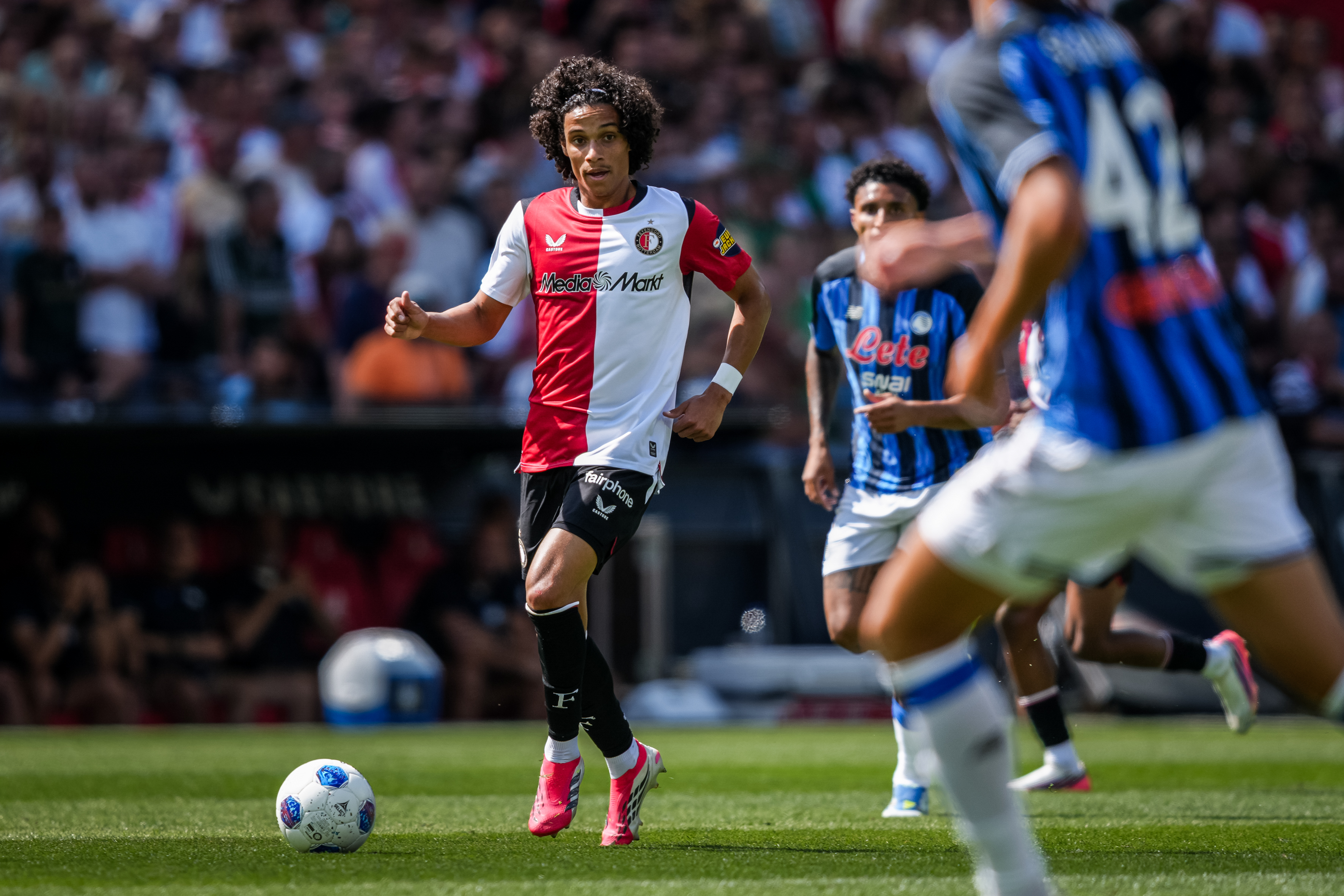 Feyenoord maakt rugnummers bekend: onder meer Zechiël krijgt nieuw nummer