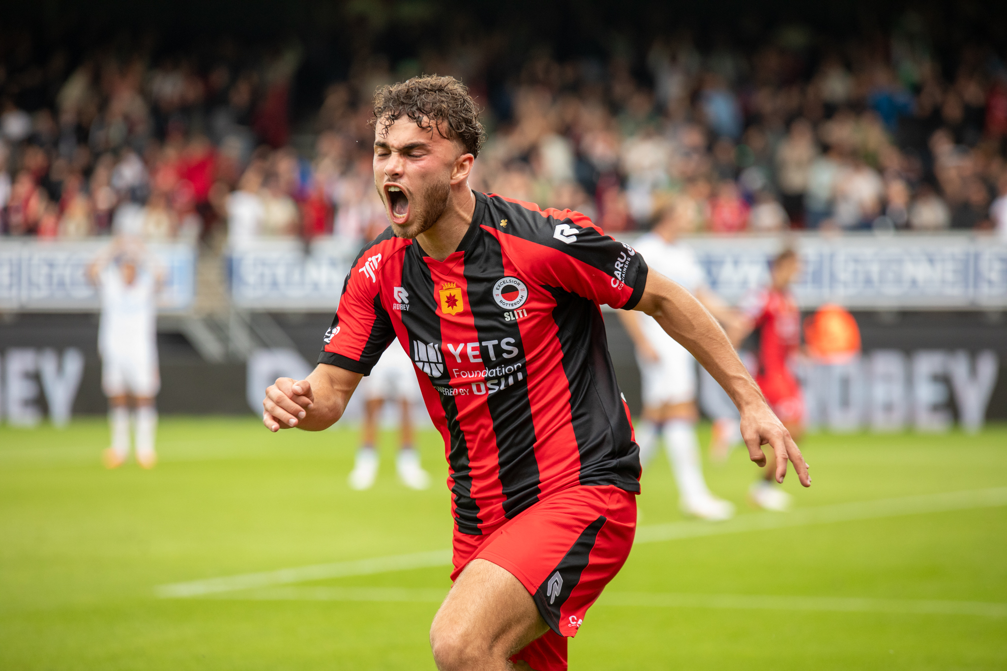 Varkenoord-exponenten brengen concurrent Ajax schade toe