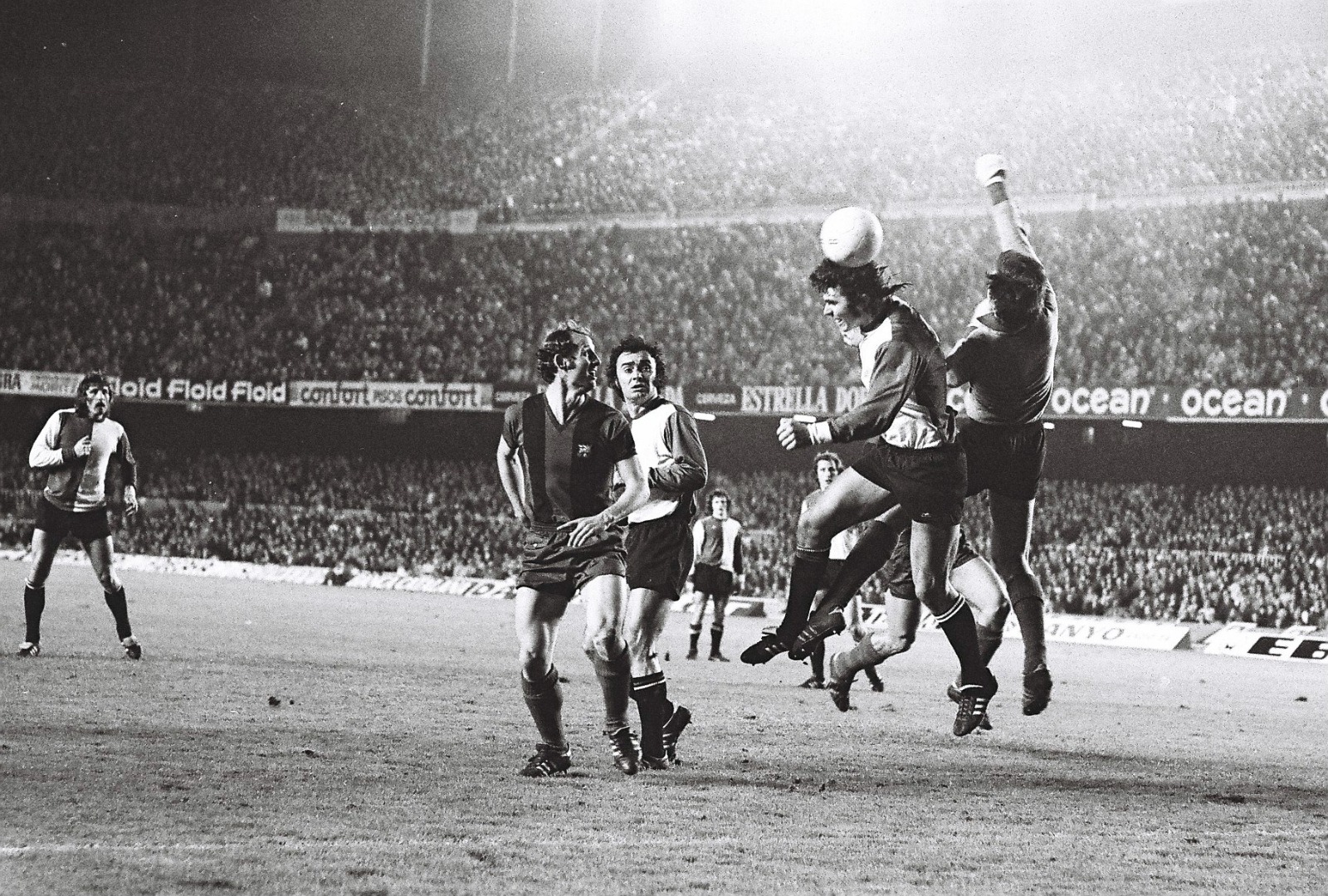 barcelona-feyenoord-1974-kopbal-van-hanegem-piet-bouts