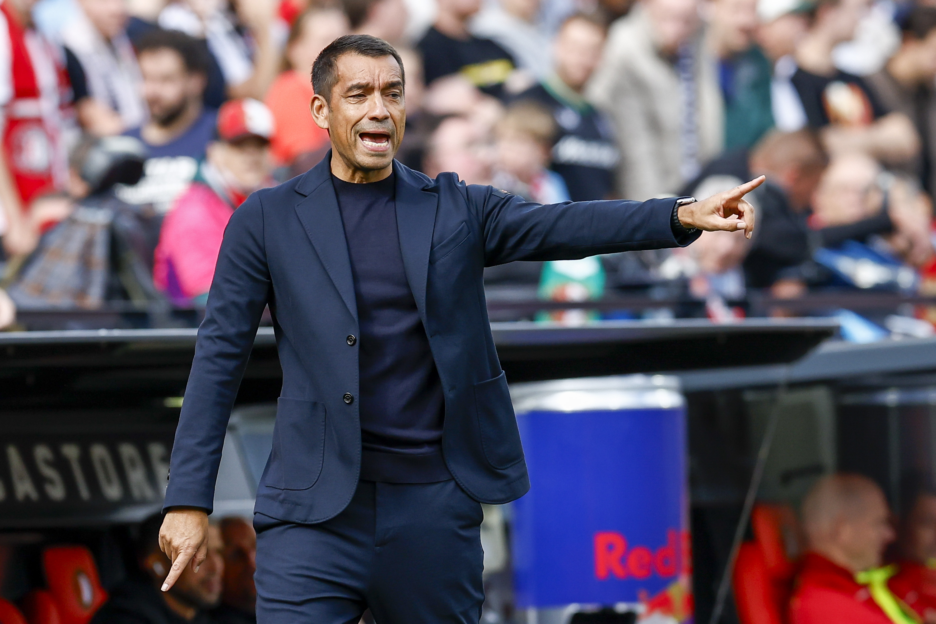 Van Bronckhorst tevreden over ontwikkeling: "We zijn fysiek een stuk sterker"