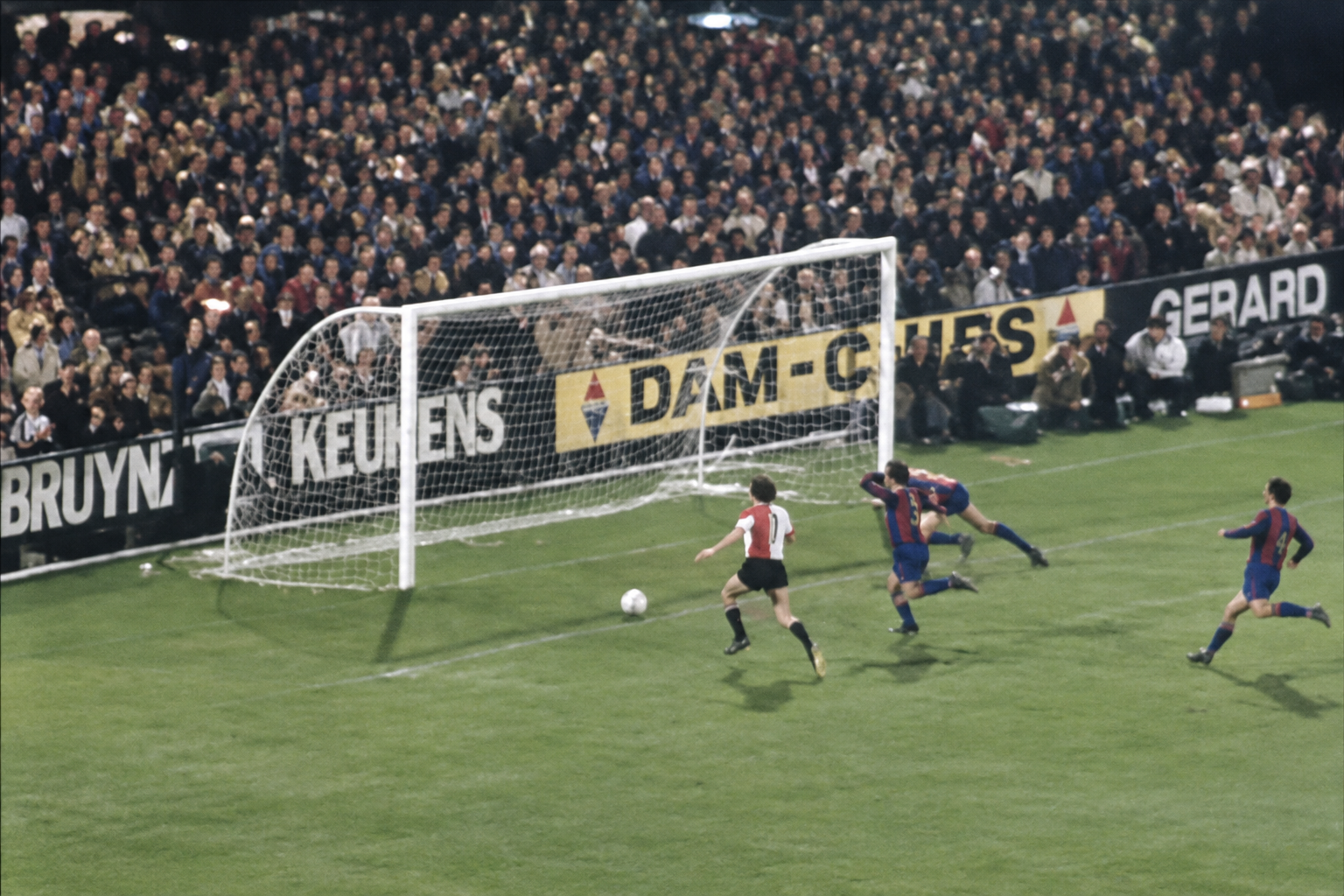 Toen FC Barcelona in De Kuip op een kletsnat veld naar adem hapte