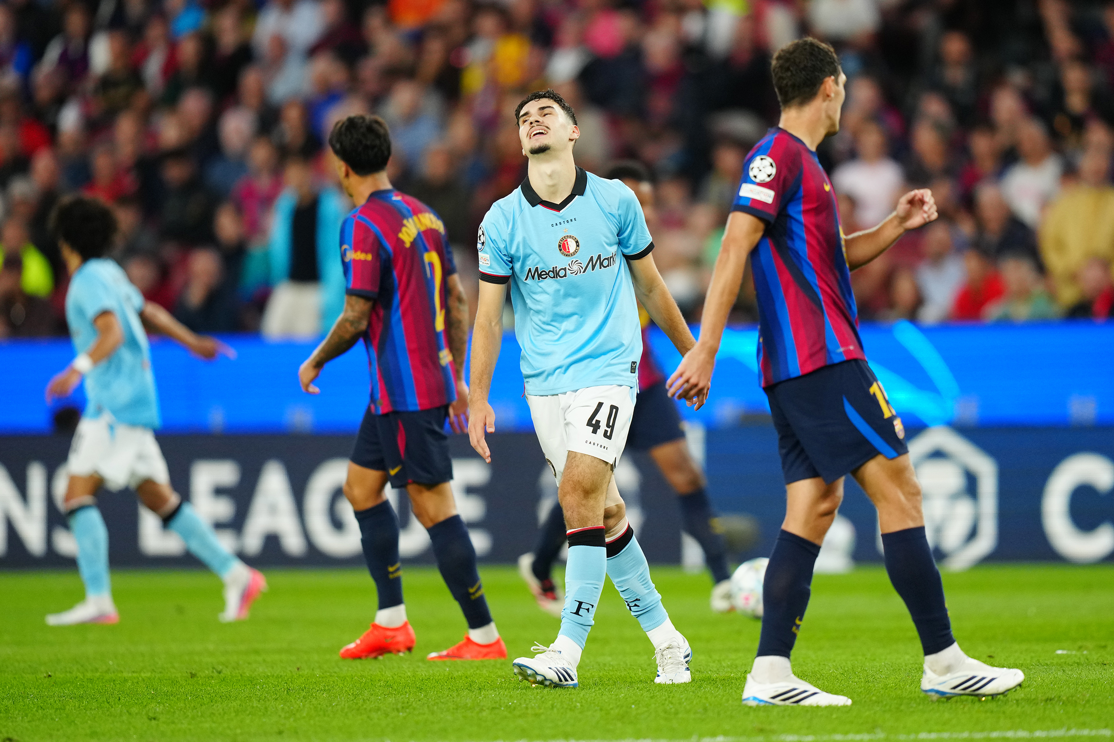 Feyenoord ruim onderuit in Camp Nou bij start Champions League
