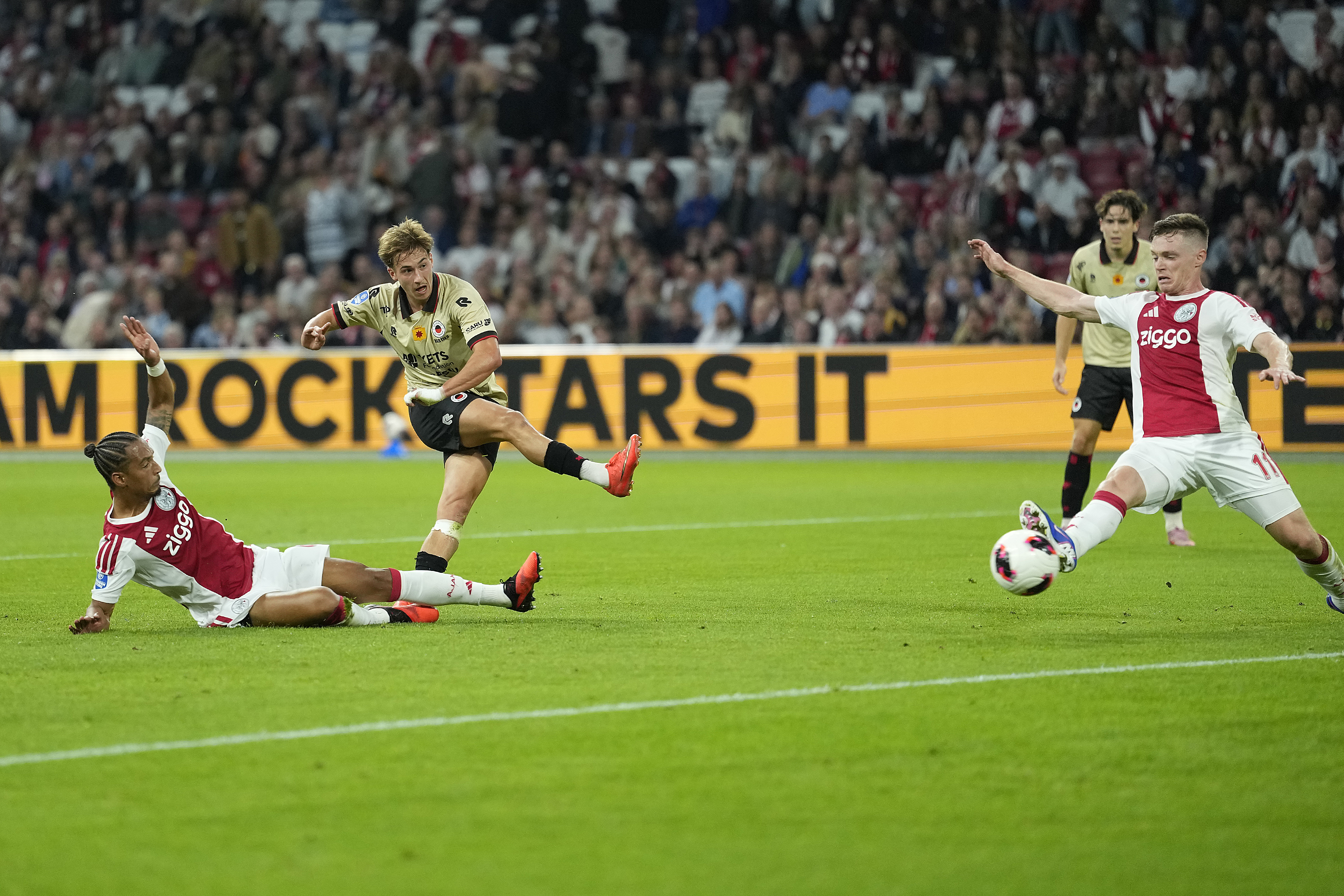 Eredivisie: Feyenoord raakt koppositie kwijt aan AZ, maar ziet concurrenten punten morsen