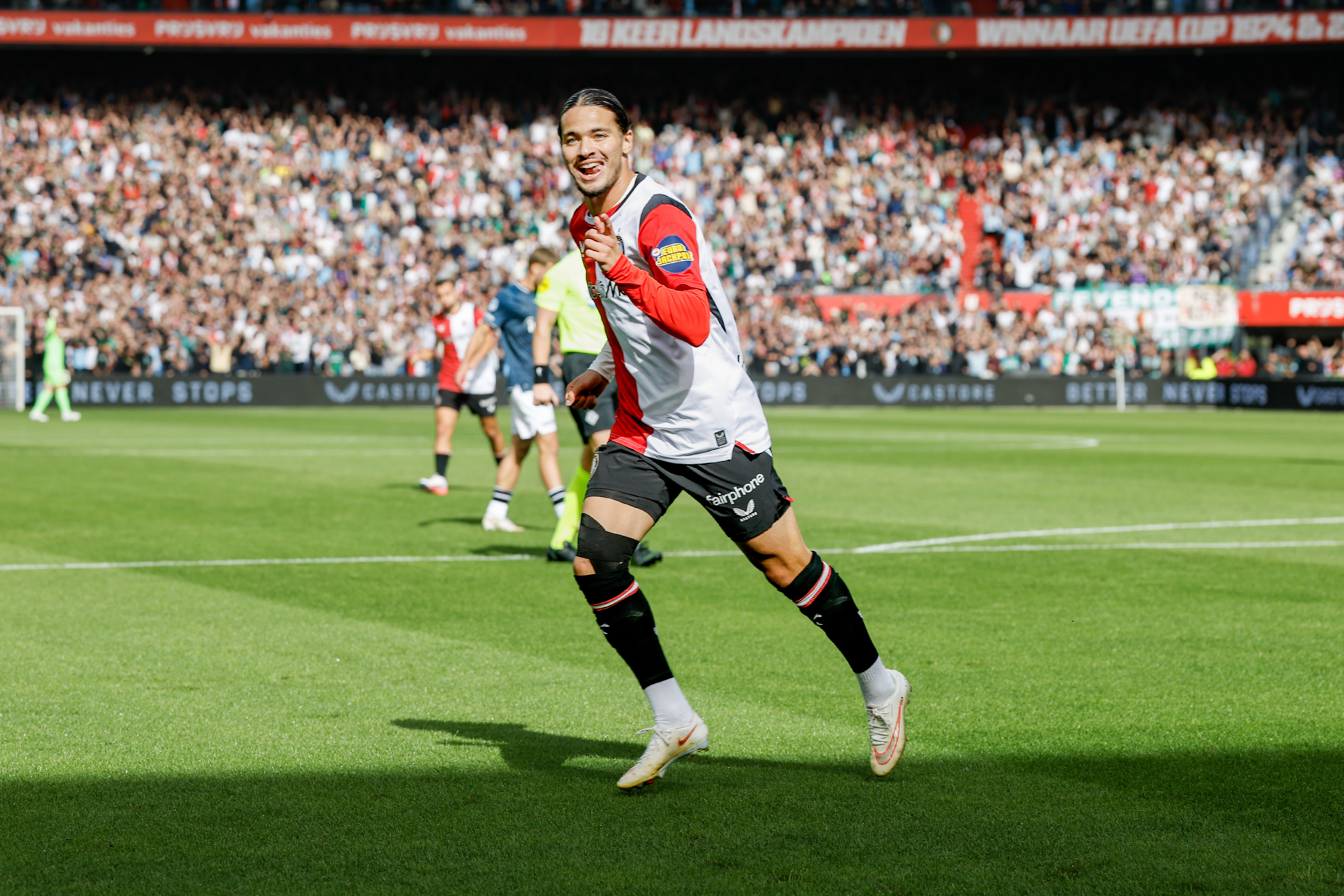 Feyenoord walst over FC Utrecht heen en klimt naar koppositie