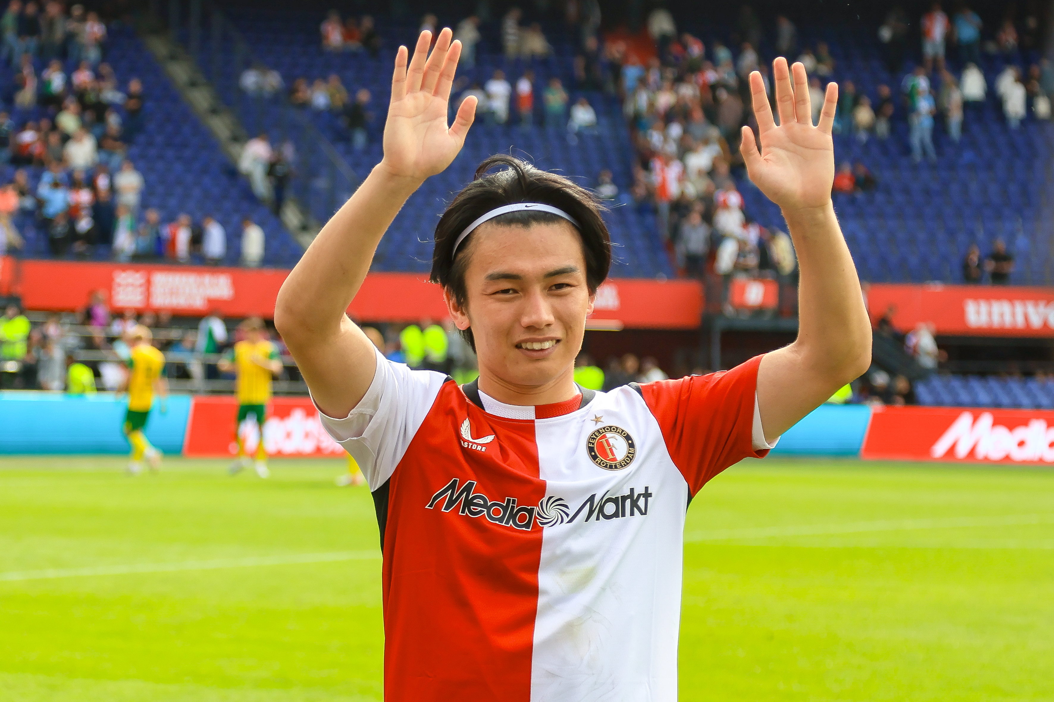 Oud-Feyenoorders treffen elkaar direct in Frankrijk: Ueda kroont zich tot matchwinner