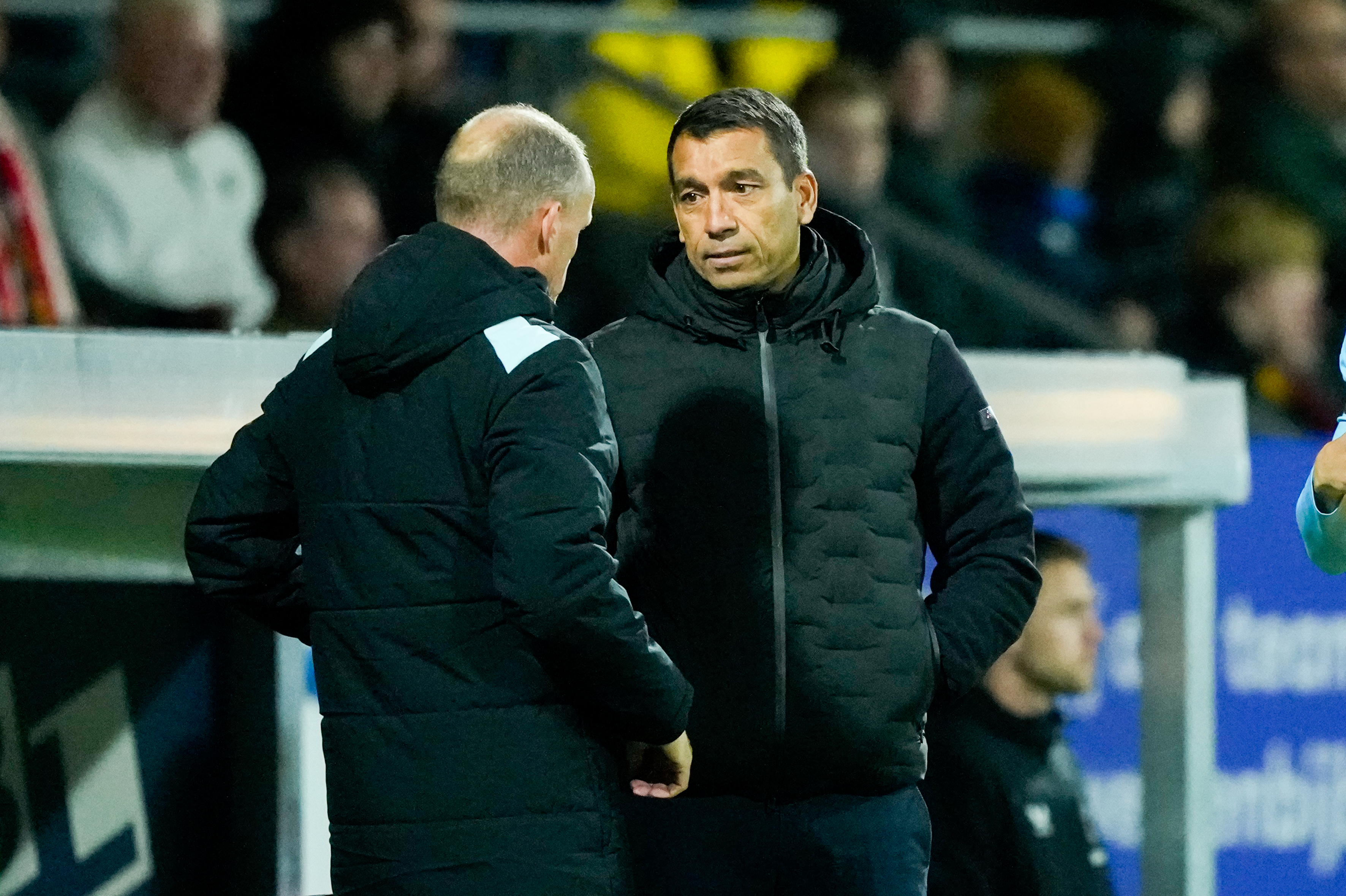 Van Bronckhorst kritisch na zege op Telstar: "By far de minst goede wedstrijd dit seizoen"