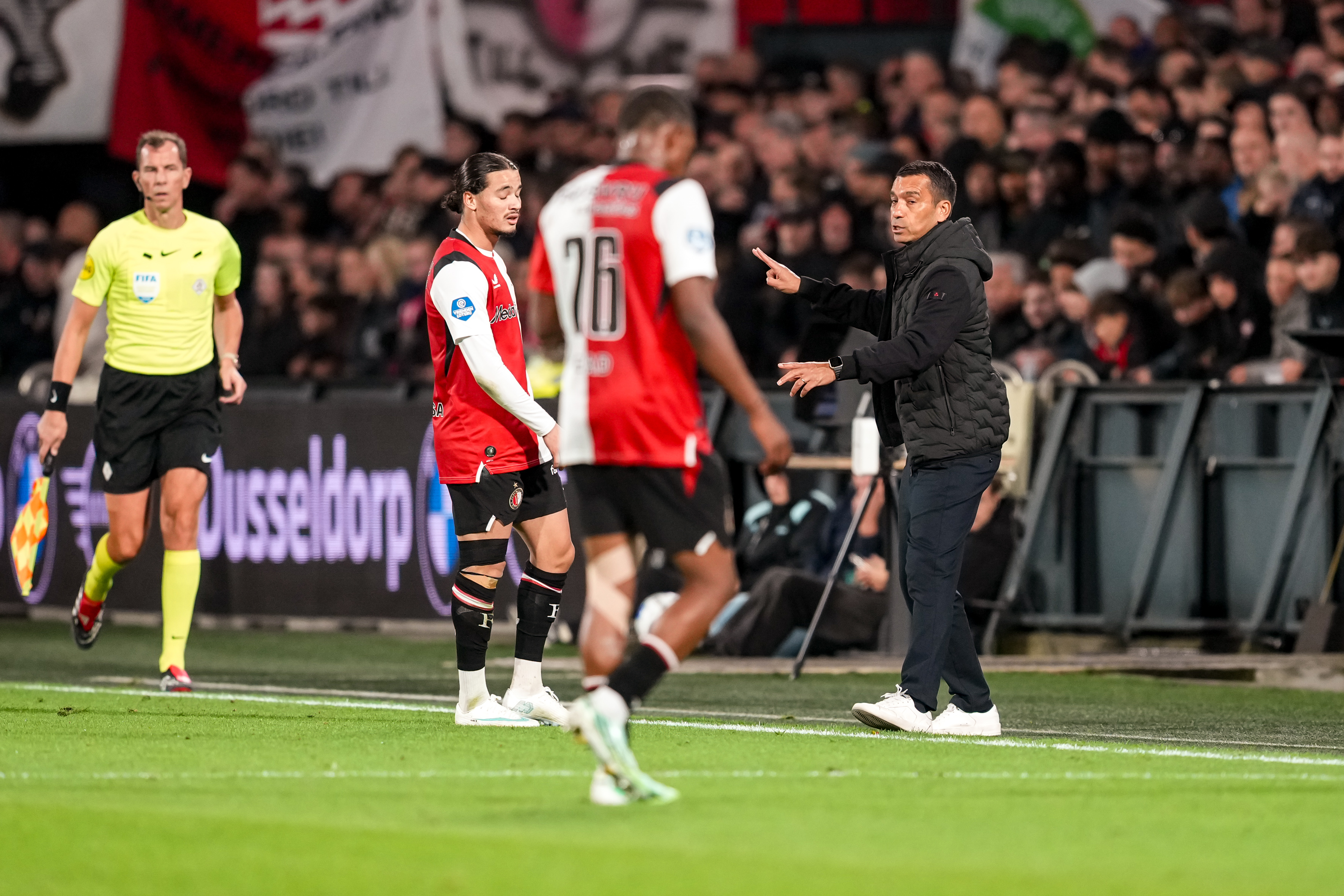 Van Bronckhorst relativeert koppositie: "Dat zegt mij niet zo veel"