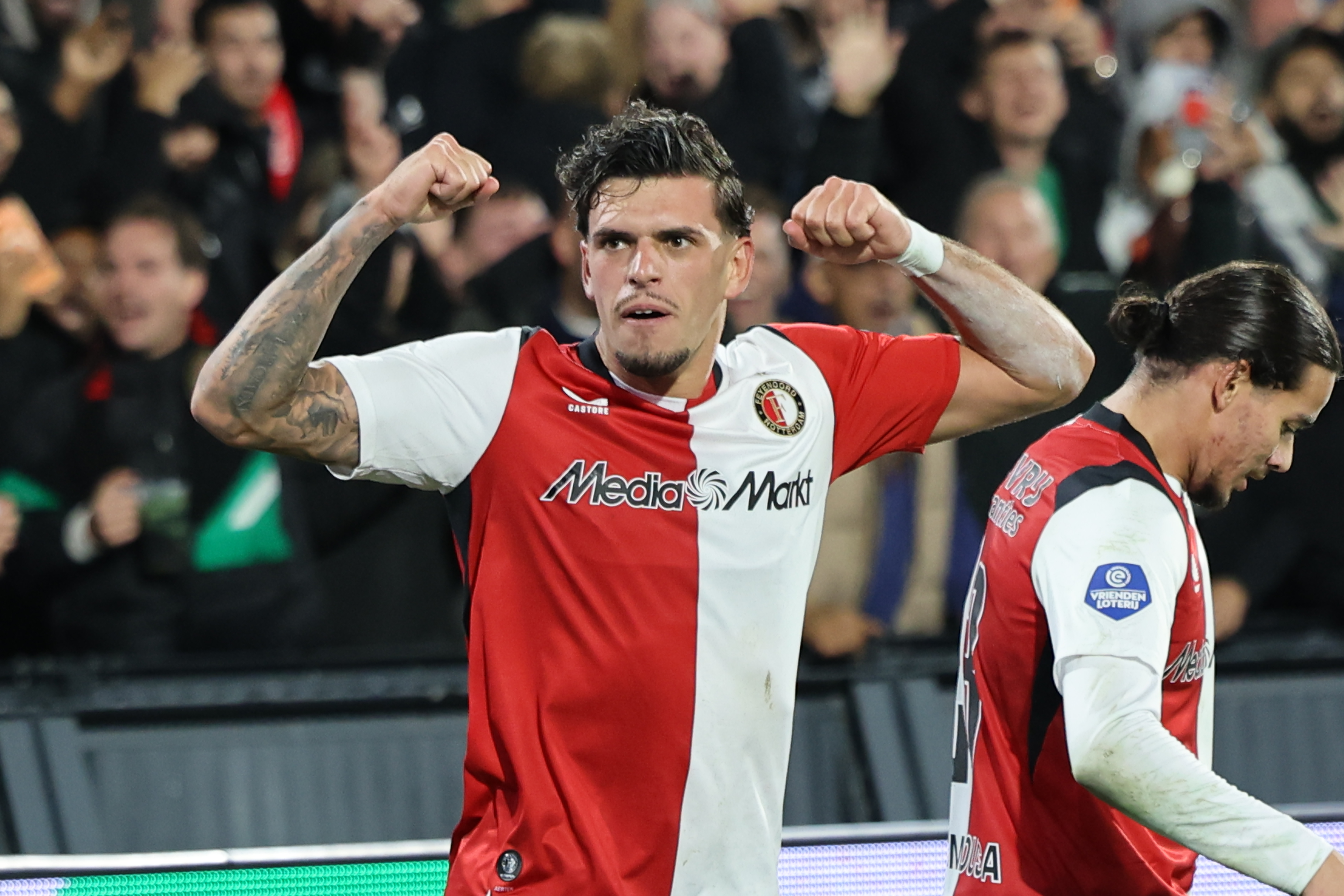 Fotoverslag • Spaanse doelpunten bezorgen Feyenoord feestavond in De Kuip