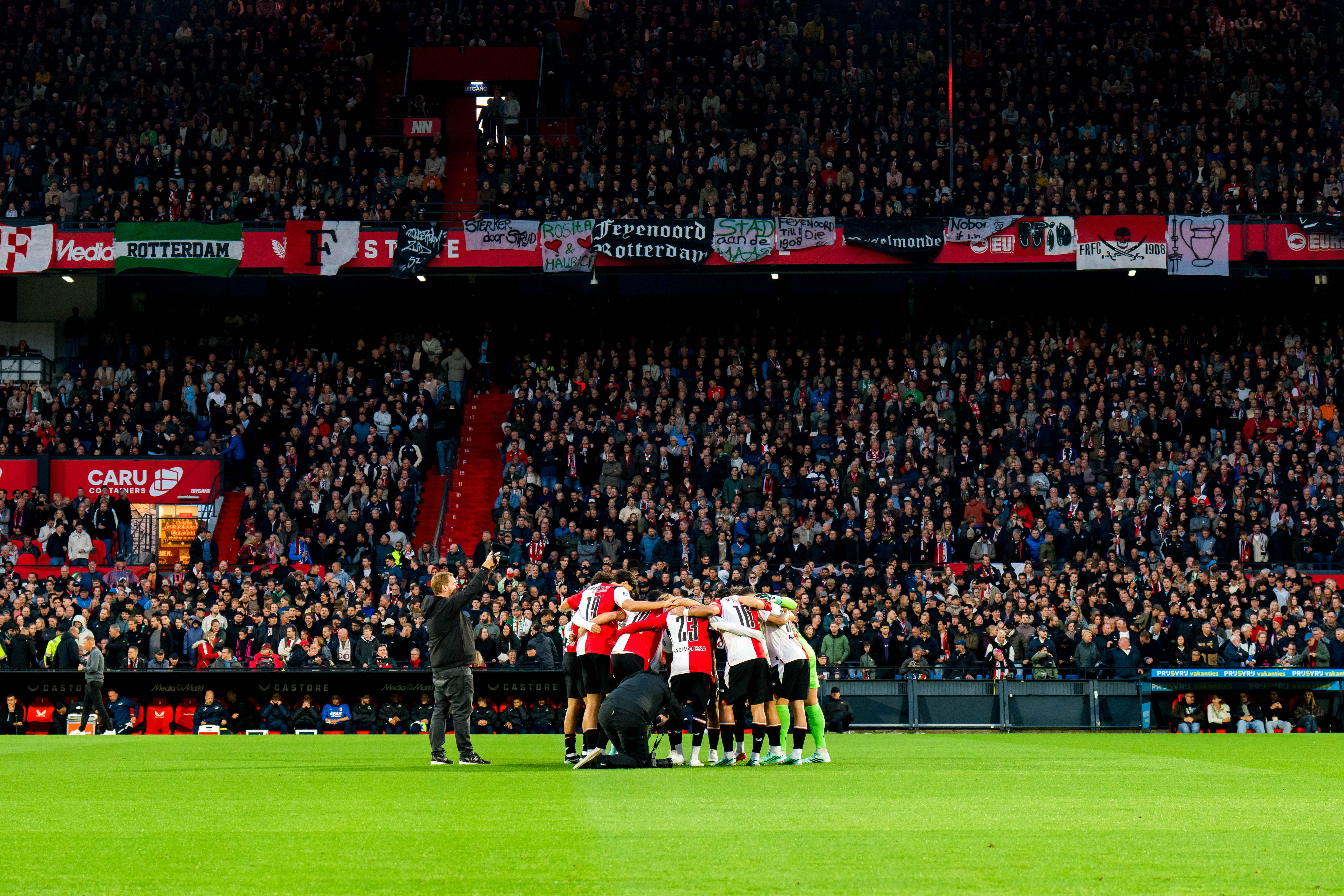 De Kuip trilde als vanouds op zijn grondvesten: Feyenoord en het Legioen zijn weer één