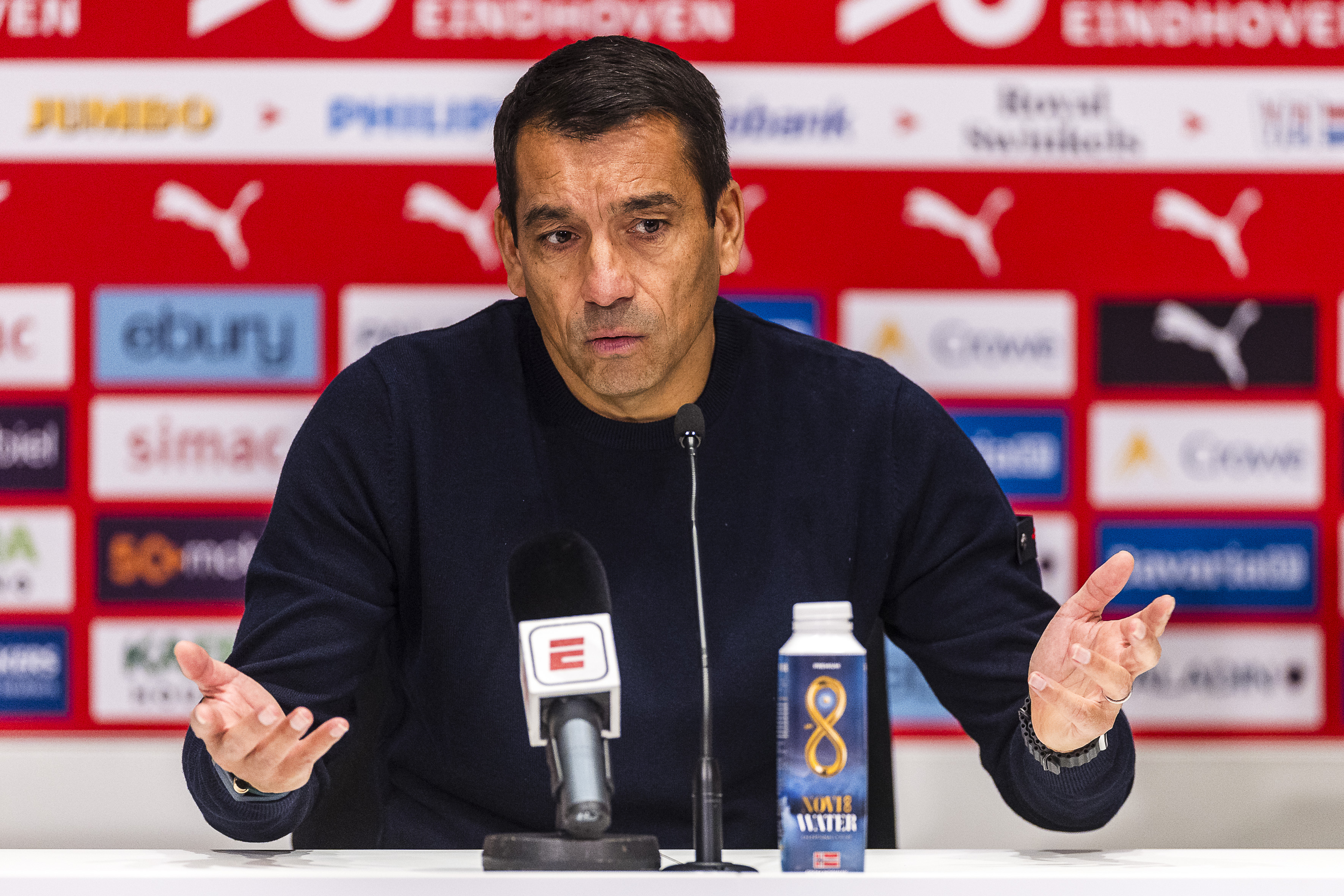 Van Bronckhorst over uitblijven van wissels: "Genoeg spelers in de basis die het verschil kunnen maken"