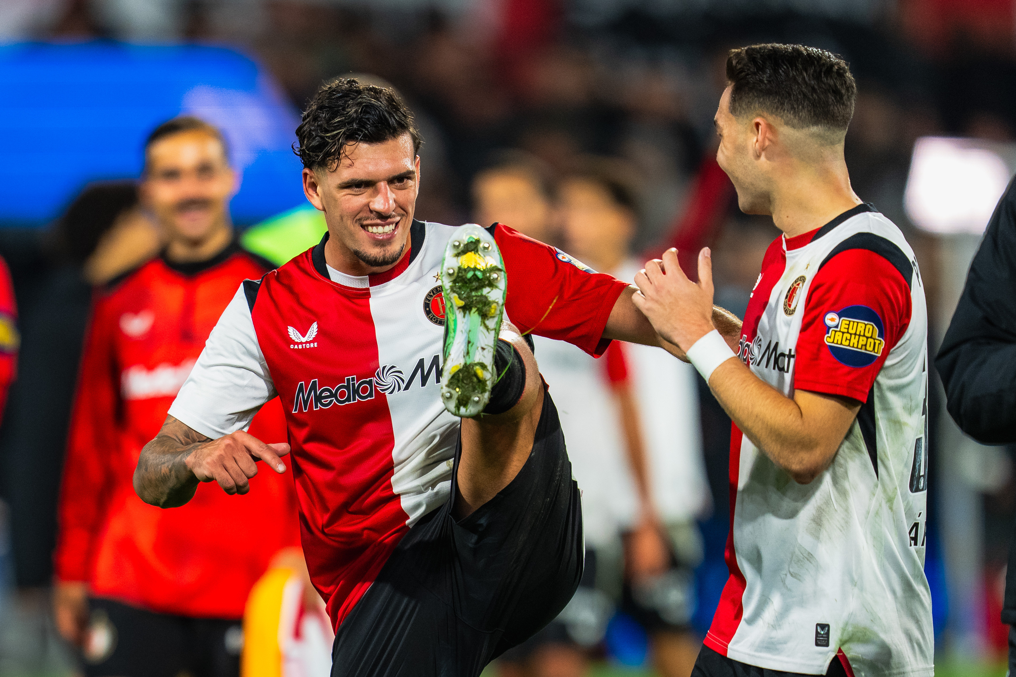 Feyenoord na zege op AZ als enige ongeslagen ploeg over in Eredivisie