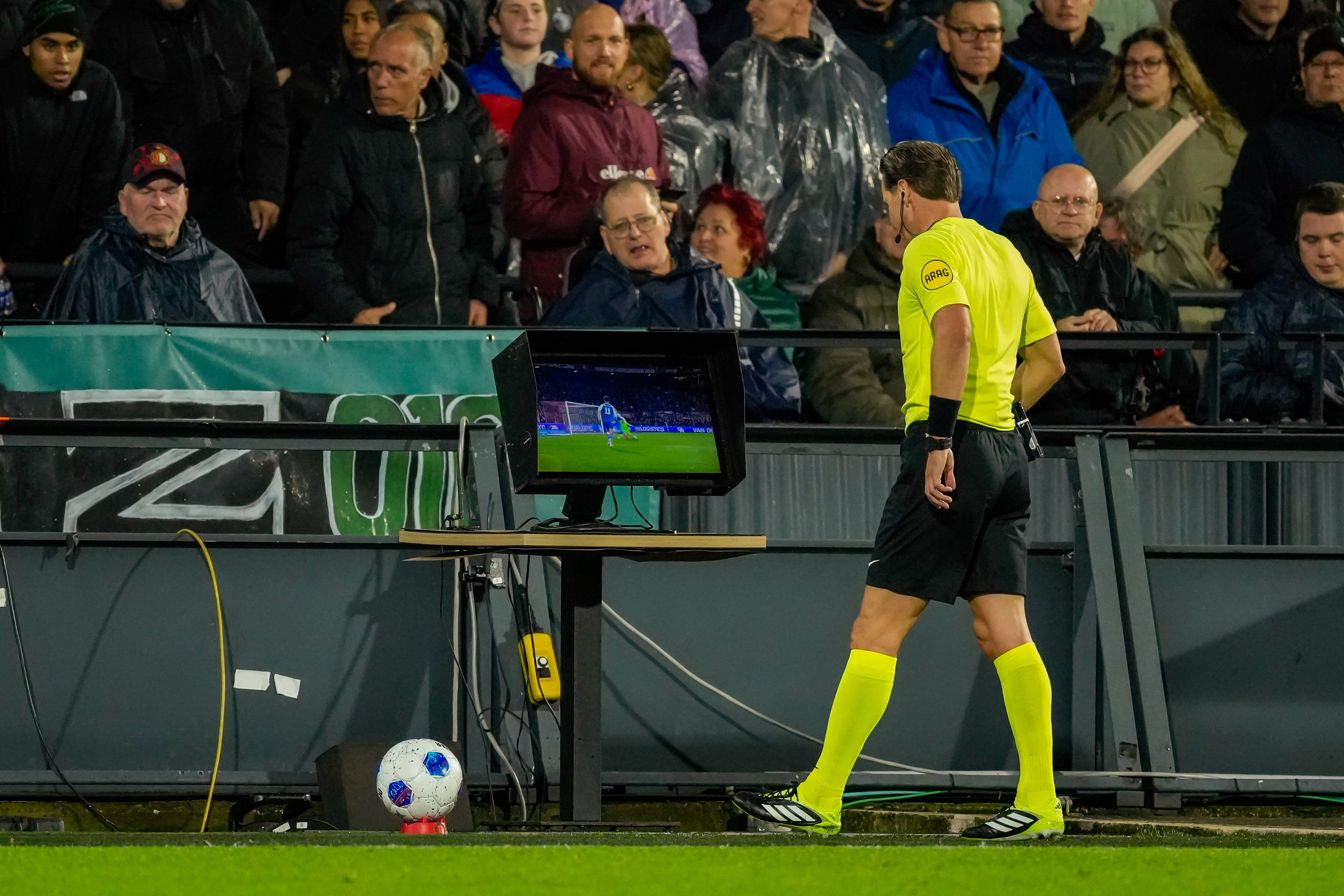 Scheidsrechtersbaas begrijpt VAR-ingreep: "Snap dat Danny naar scherm werd geroepen"