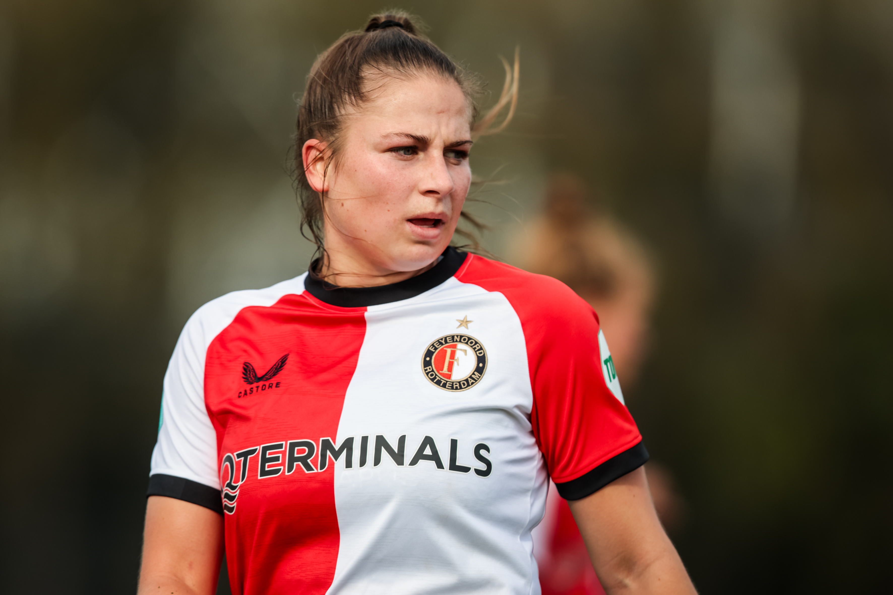 Feyenoord Vrouwen moet Tess van Bentem wekenlang missen door knieblessure